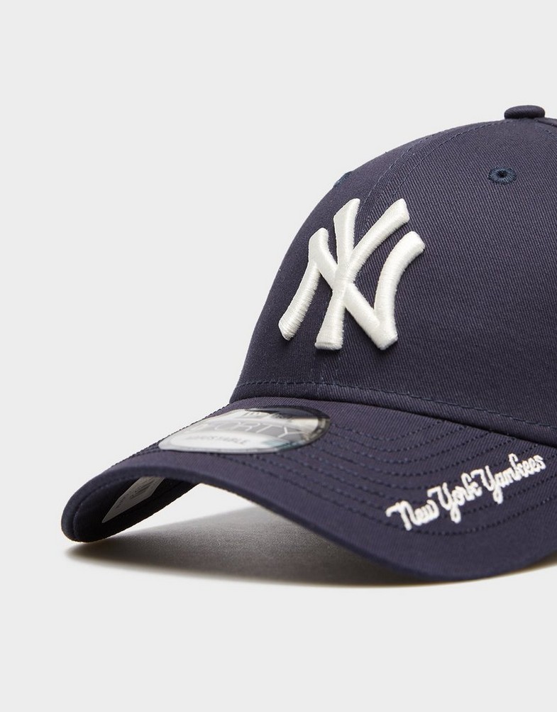 Șapcă pentru bărbați NEW ERA CACIULA VISOR SCRIPT 940 NYY NEW YORK YANKEES 60758996 Bleumarin