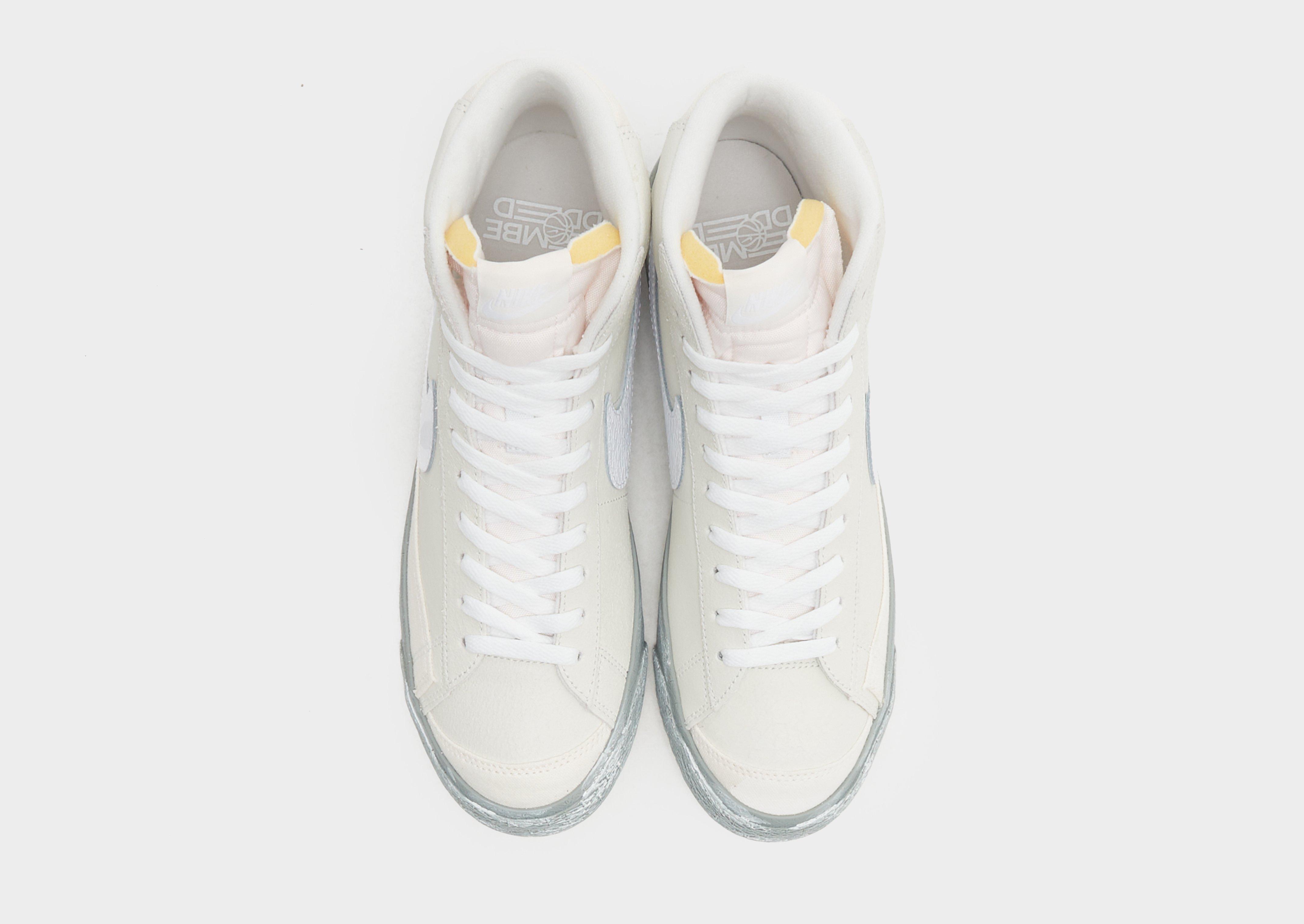 Adidași pentru bărbați NIKE BLAZER MID '77 EMB DV0797-100 Alb