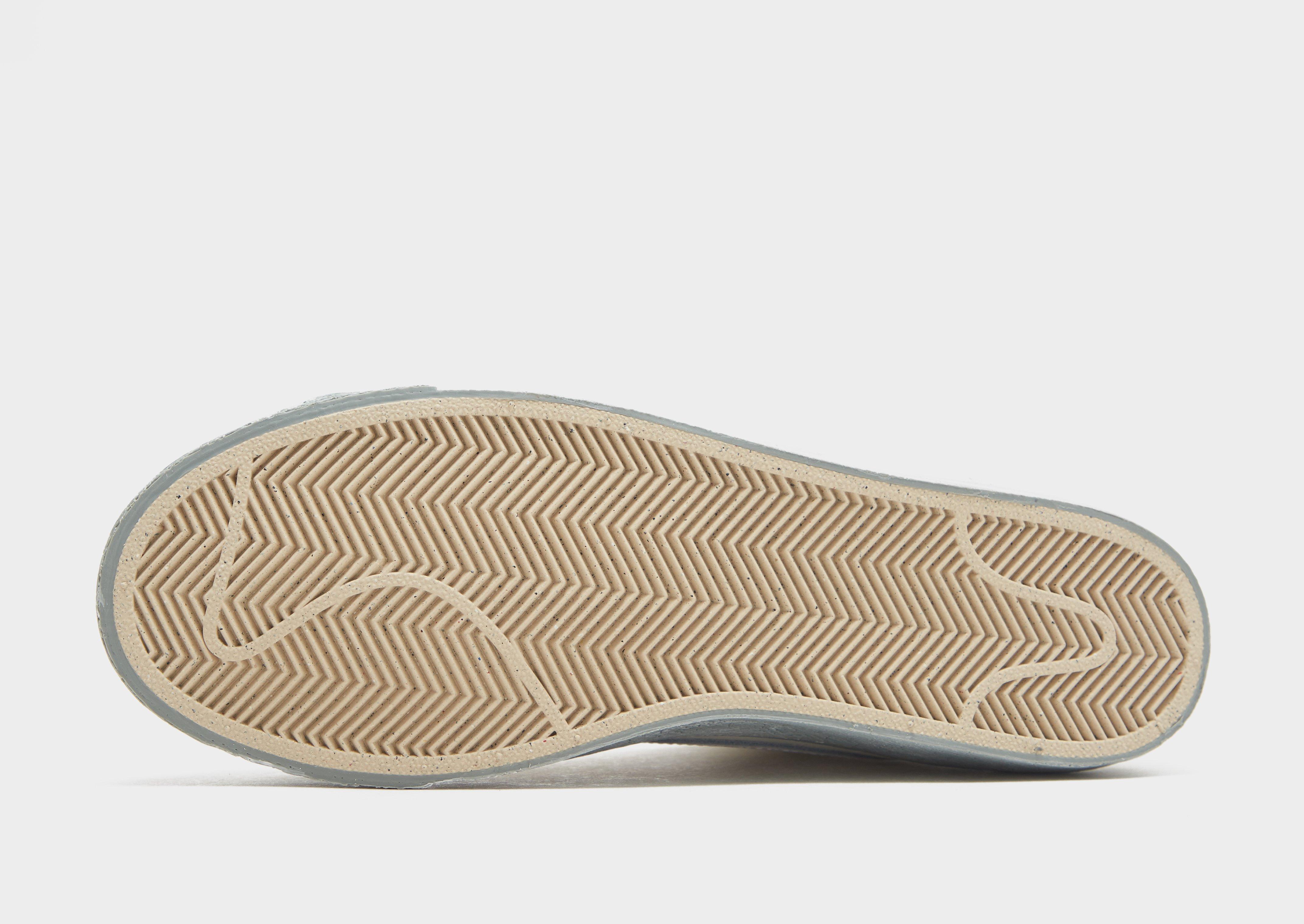 Adidași pentru bărbați NIKE BLAZER MID '77 EMB DV0797-100 Alb