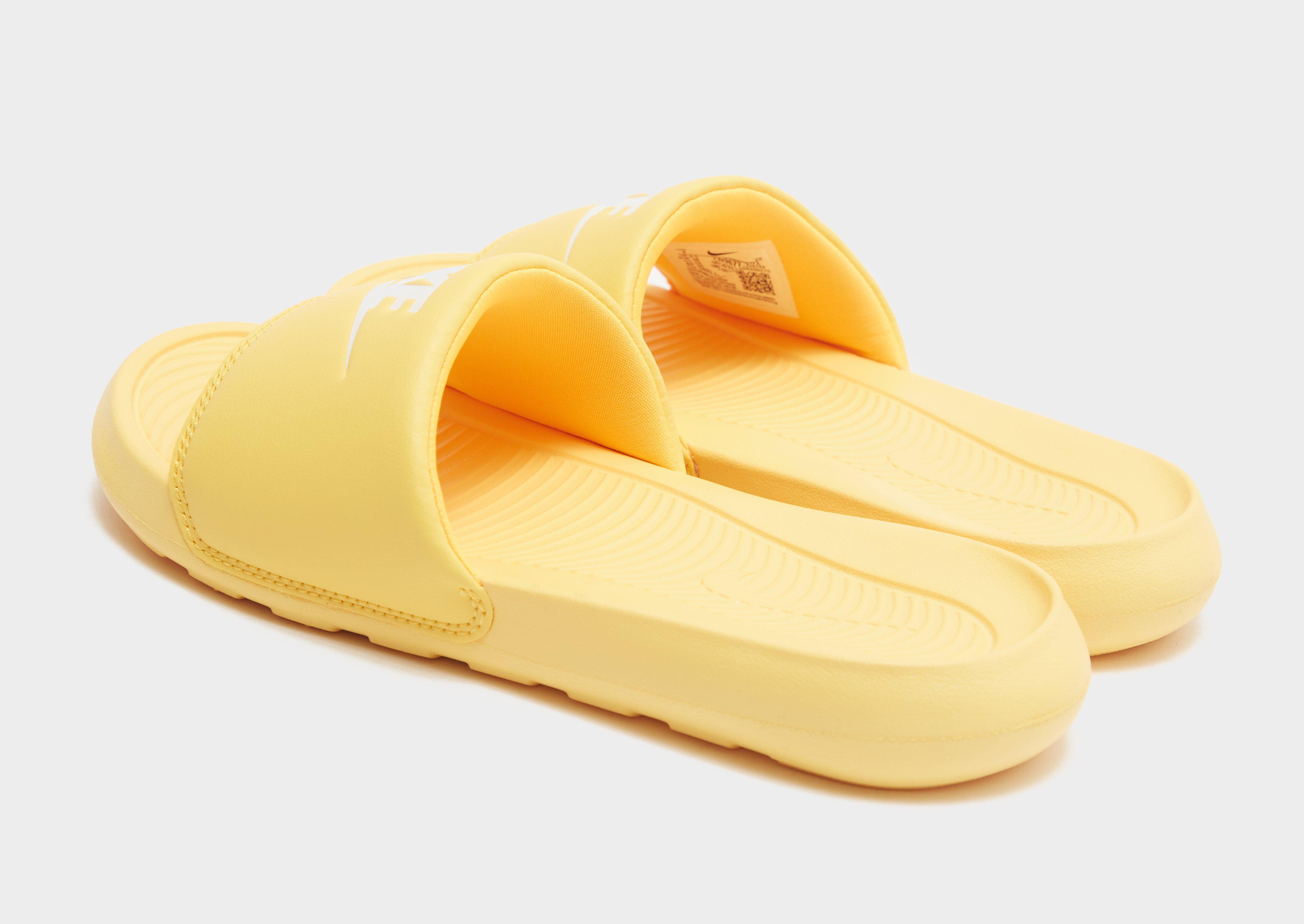 Dámske pantofle NIKE VICTORI ONE SLIDE  CN9677-701 Zlatá