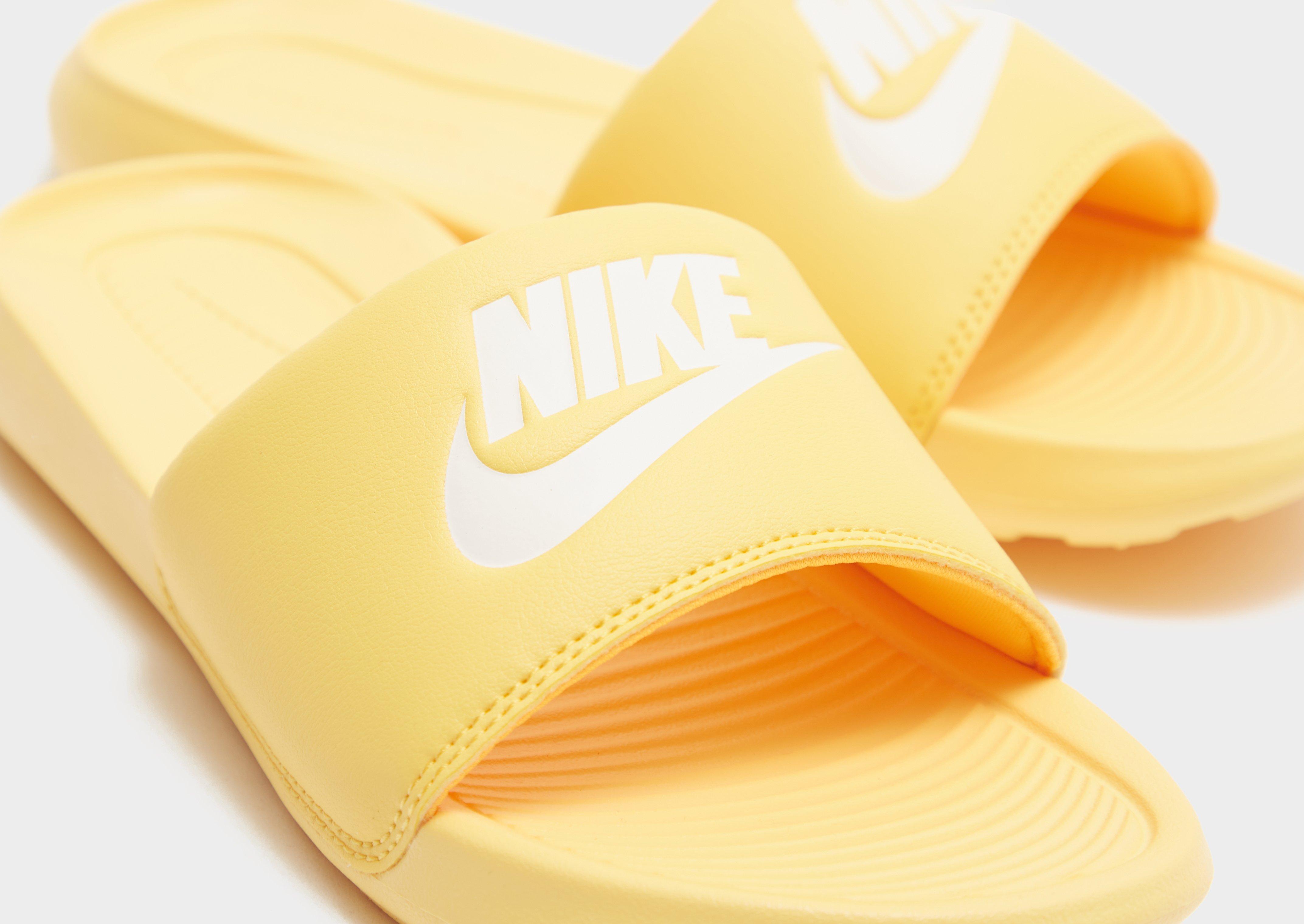 Dámske pantofle NIKE VICTORI ONE SLIDE  CN9677-701 Zlatá