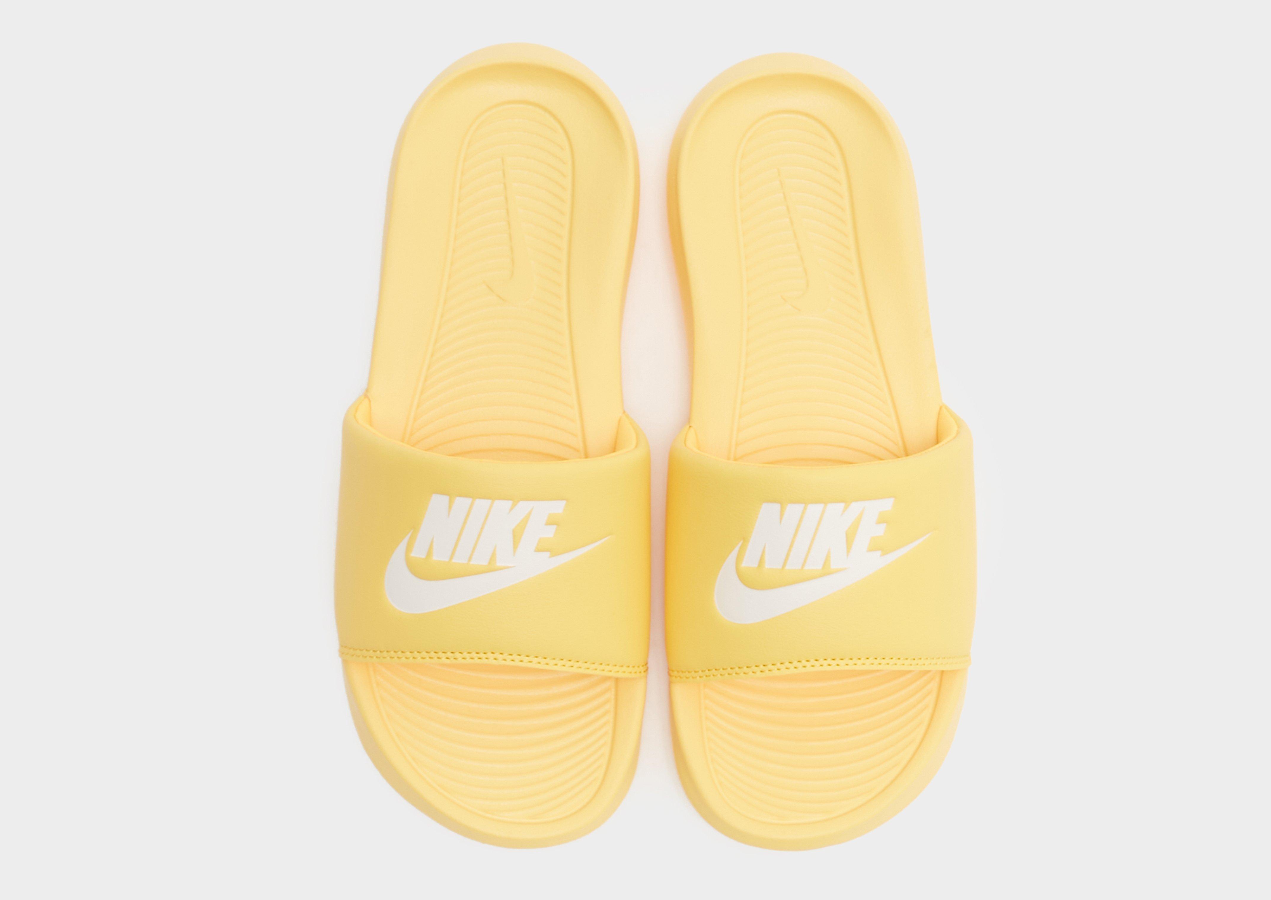 Dámske pantofle NIKE VICTORI ONE SLIDE  CN9677-701 Zlatá