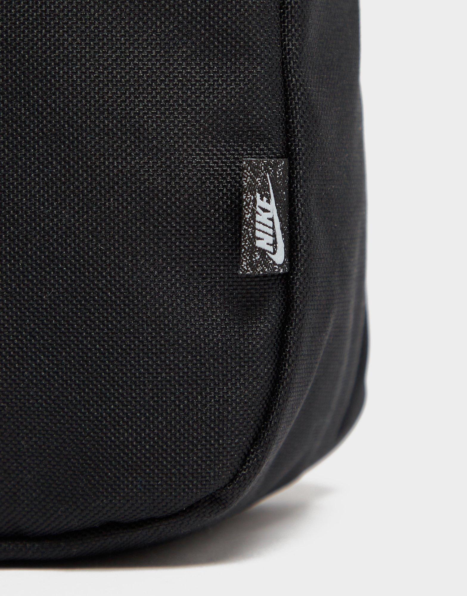 Moteriškas sportinis krepšys NIKE RANKINUKAS NK HERITGE CRSSBDY-AIRMAX FA23  FQ0234-010 Juoda