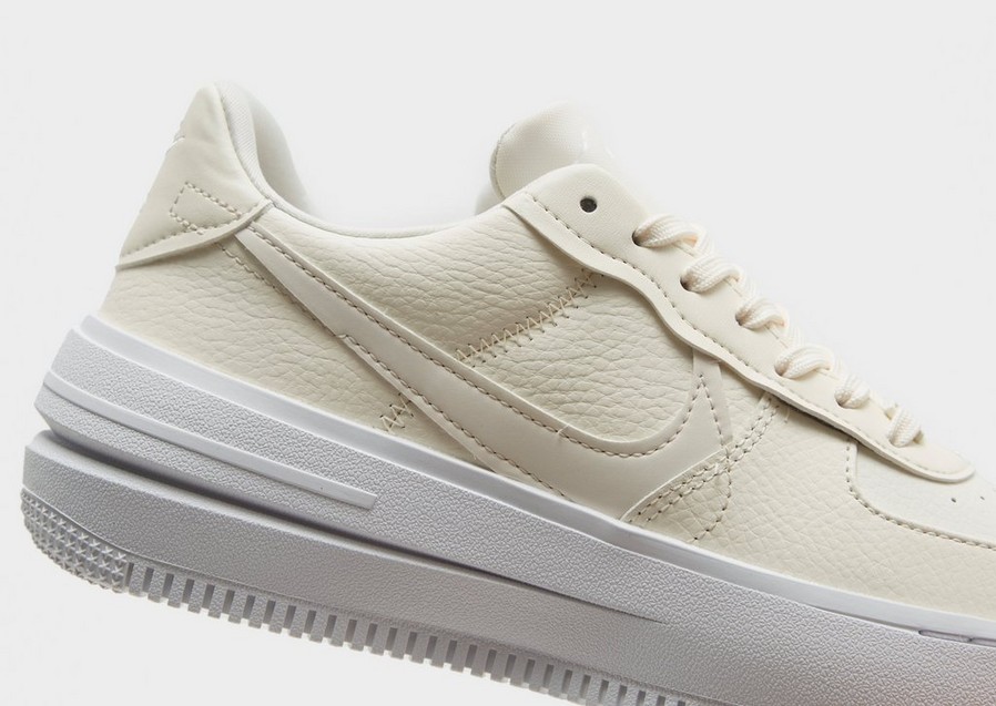 Дамски обувки NIKE W AF1 PLT.AF.ORM DJ9946-107 Бежов