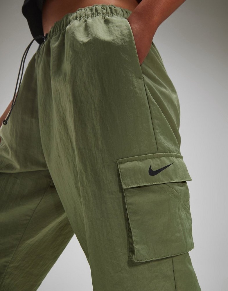 Жіночі штани NIKE ШТАНИ W NSW ESSNTL WVN HR PNT CARGO DO7209-386 Хакі