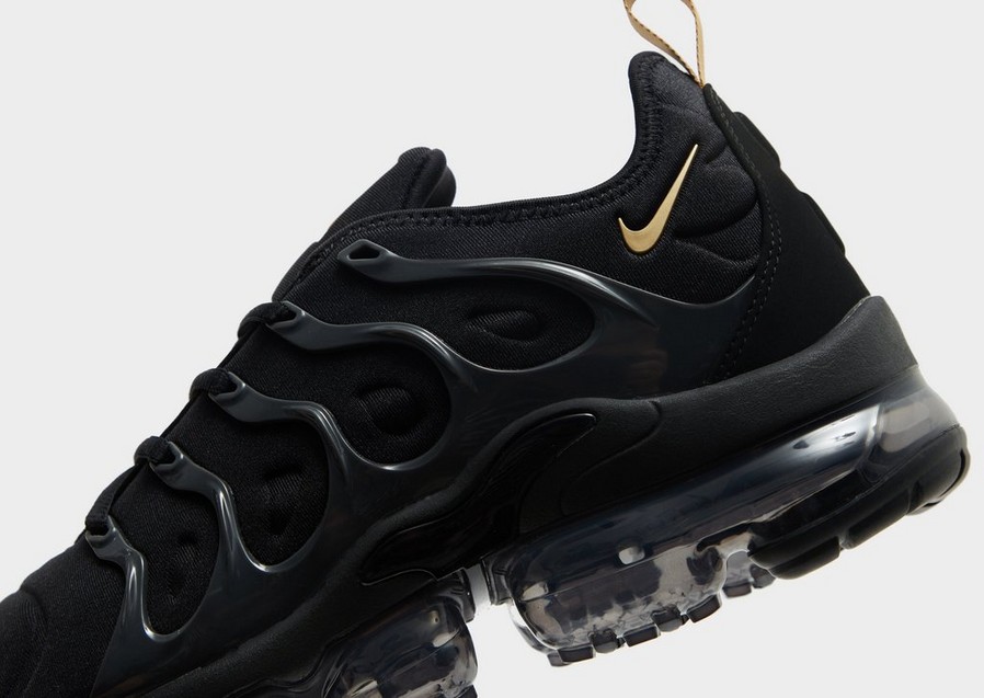 Vapormax plus hot sale black price