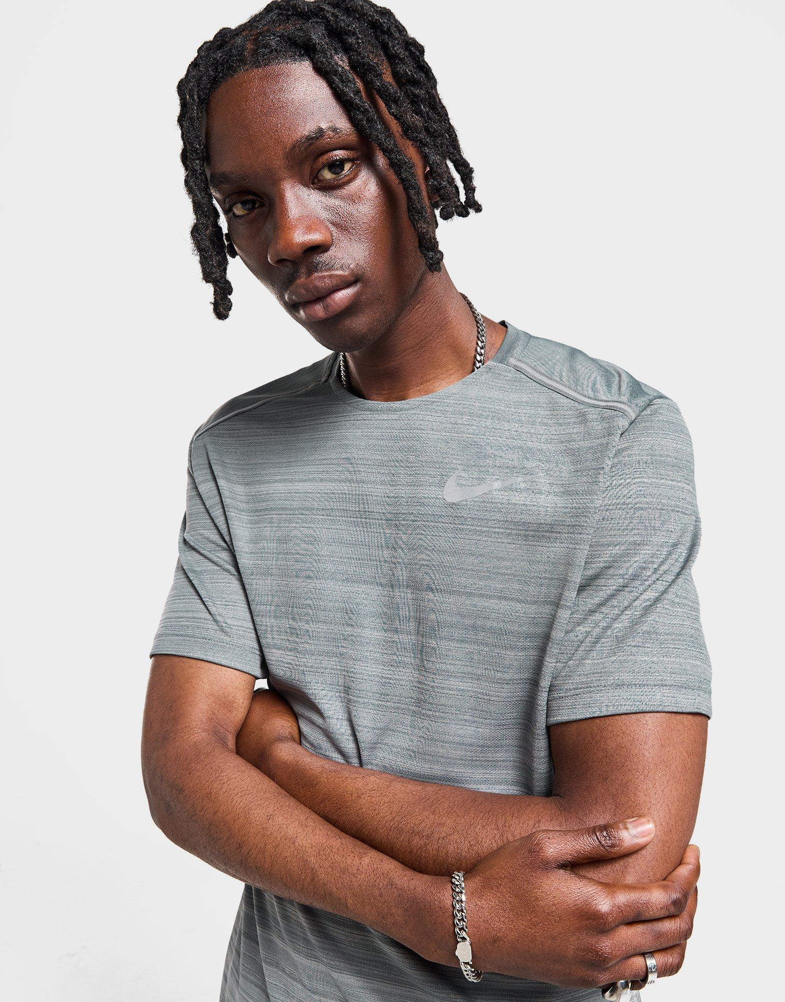 Férfi póló NIKE PÓLÓ M NK DF MILER SS RUNNING FZ4782-084 Szürke