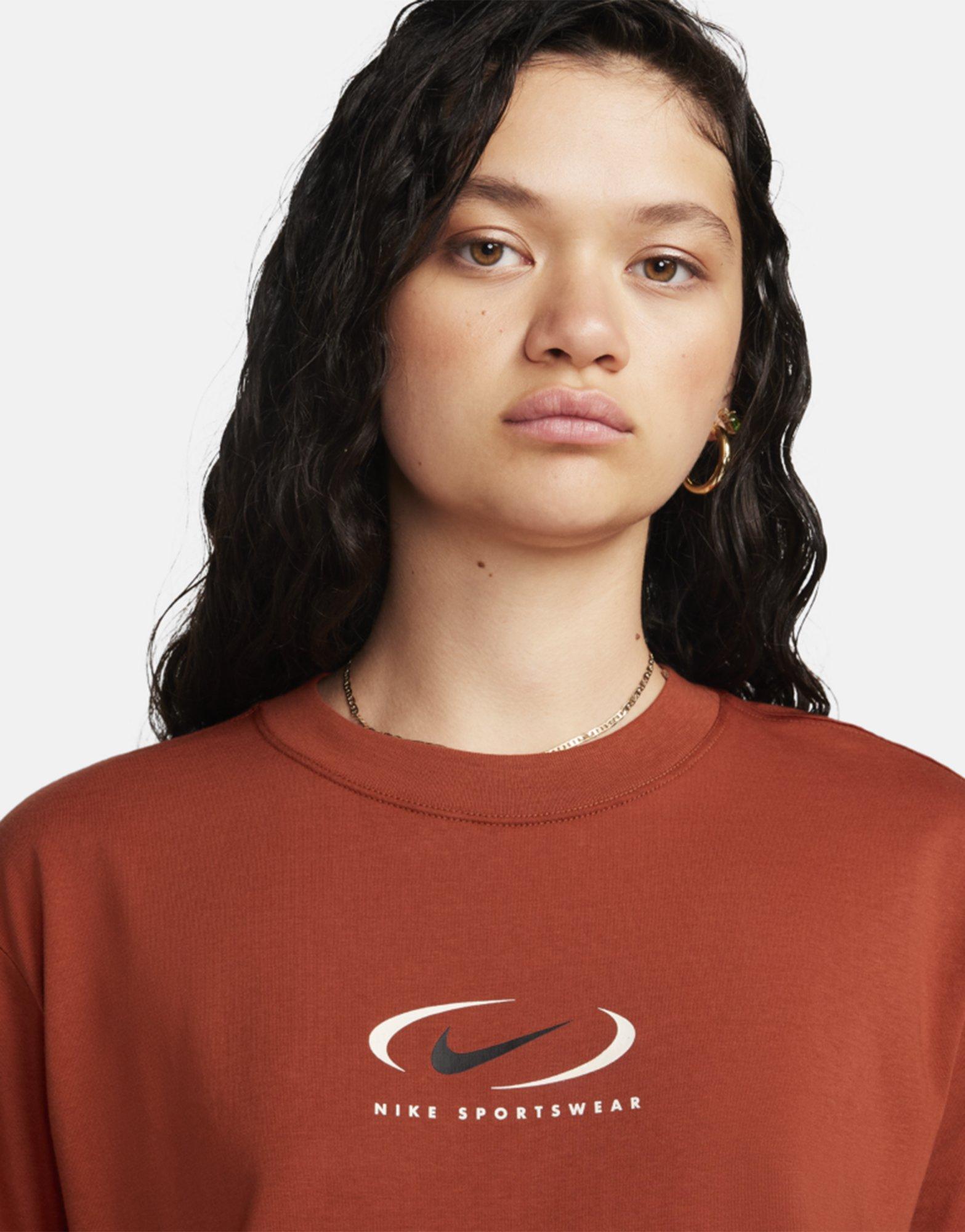 Дамска тениска NIKE ТЕНИСКА NSW TEE BF PRNT SWSH FQ8817-832 Кафяв