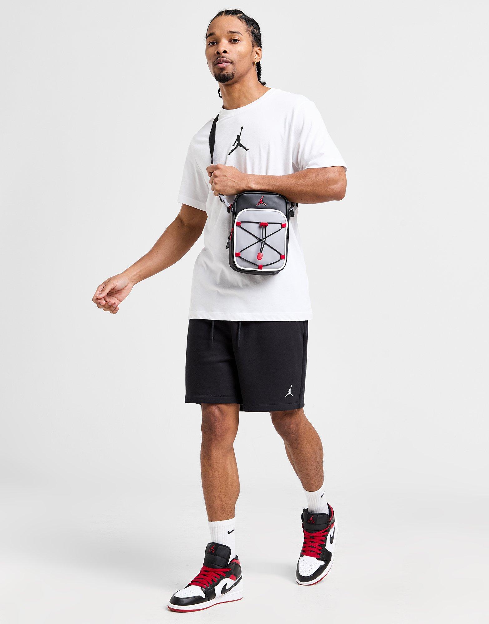 Krótkie spodenki, szorty męskie SZORTY M JORDAN ESS FLC SHORT FJ7782-010 Czarny