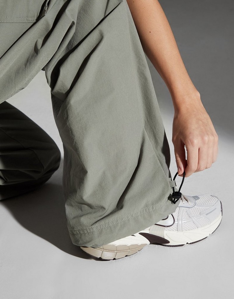 Pantaloni pentru femei NIKE PANTALONI  W NSW CARGO WOVEN GLS GYM LIFE FZ4637-053 Gri