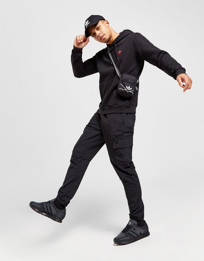 Pantaloni pentru bărbați ADIDAS PANTALONI  CM WOVEN PANT GRAPHIC IS6113 Negru