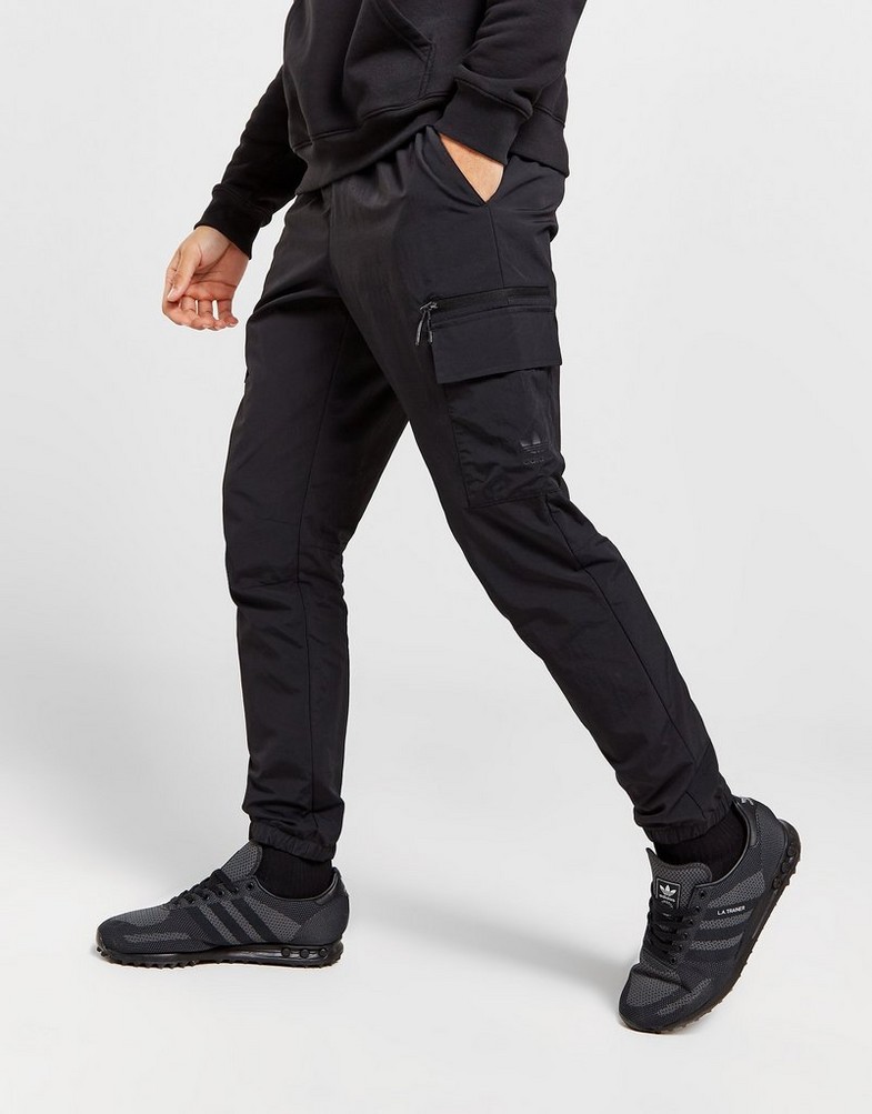 Pantaloni pentru bărbați ADIDAS PANTALONI  CM WOVEN PANT GRAPHIC IS6113 Negru