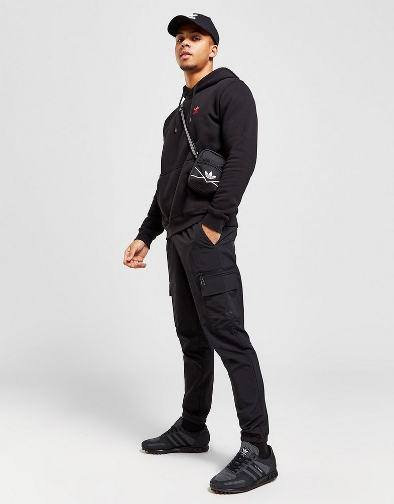 Pantaloni pentru bărbați ADIDAS PANTALONI  CM WOVEN PANT GRAPHIC IS6113 Negru