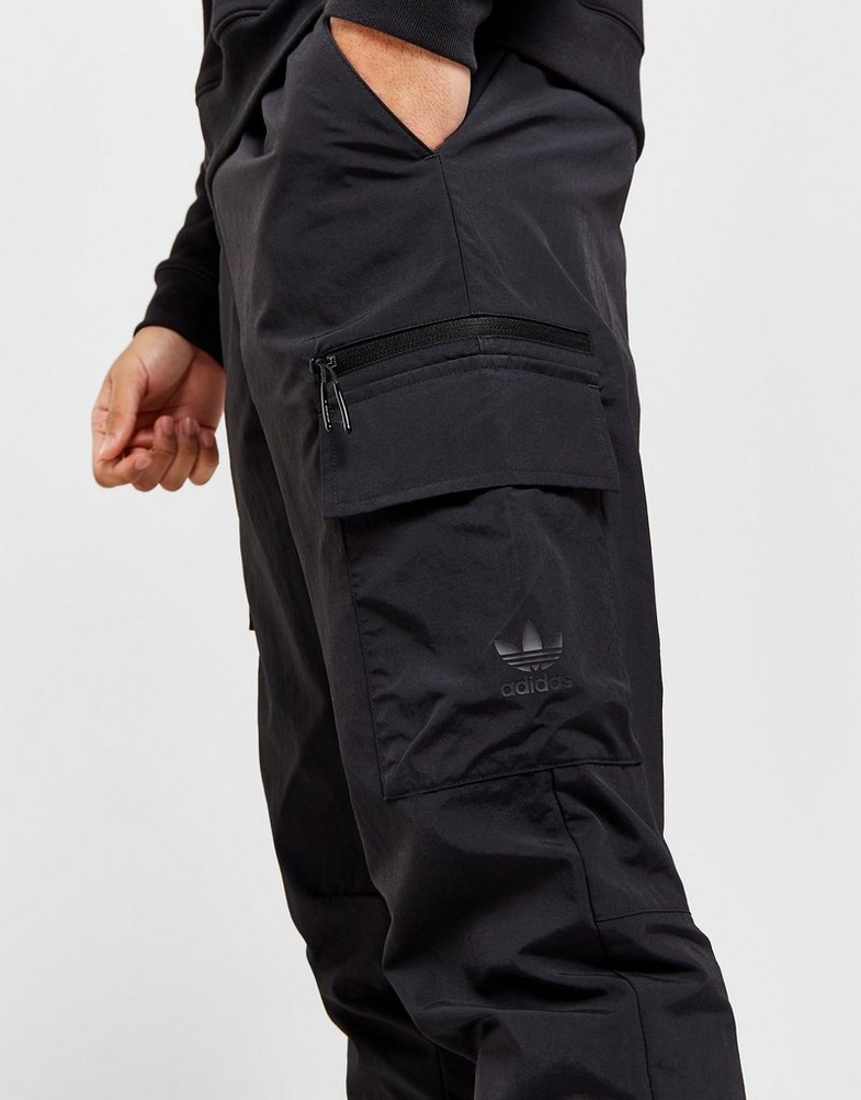 Pantaloni pentru bărbați ADIDAS PANTALONI  CM WOVEN PANT GRAPHIC IS6113 Negru