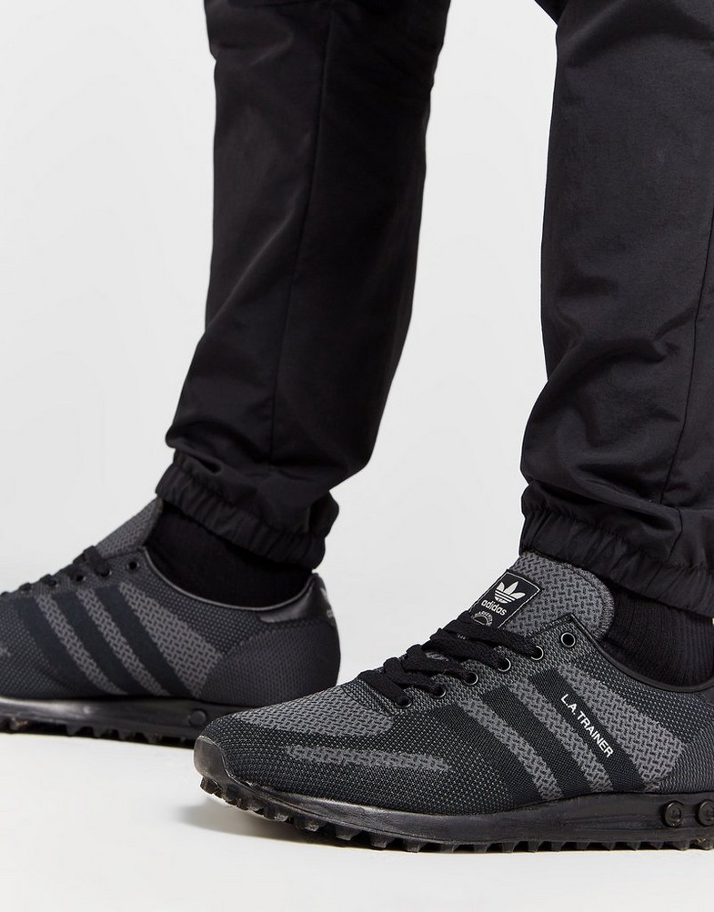 Pantaloni pentru bărbați ADIDAS PANTALONI  CM WOVEN PANT GRAPHIC IS6113 Negru