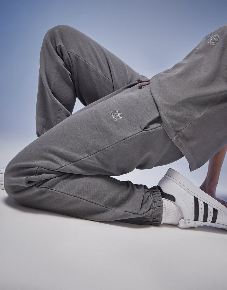 Pantaloni pentru femei ADIDAS PANTALONI  OUTLINE WSH JOG GRY IX3161 Gri