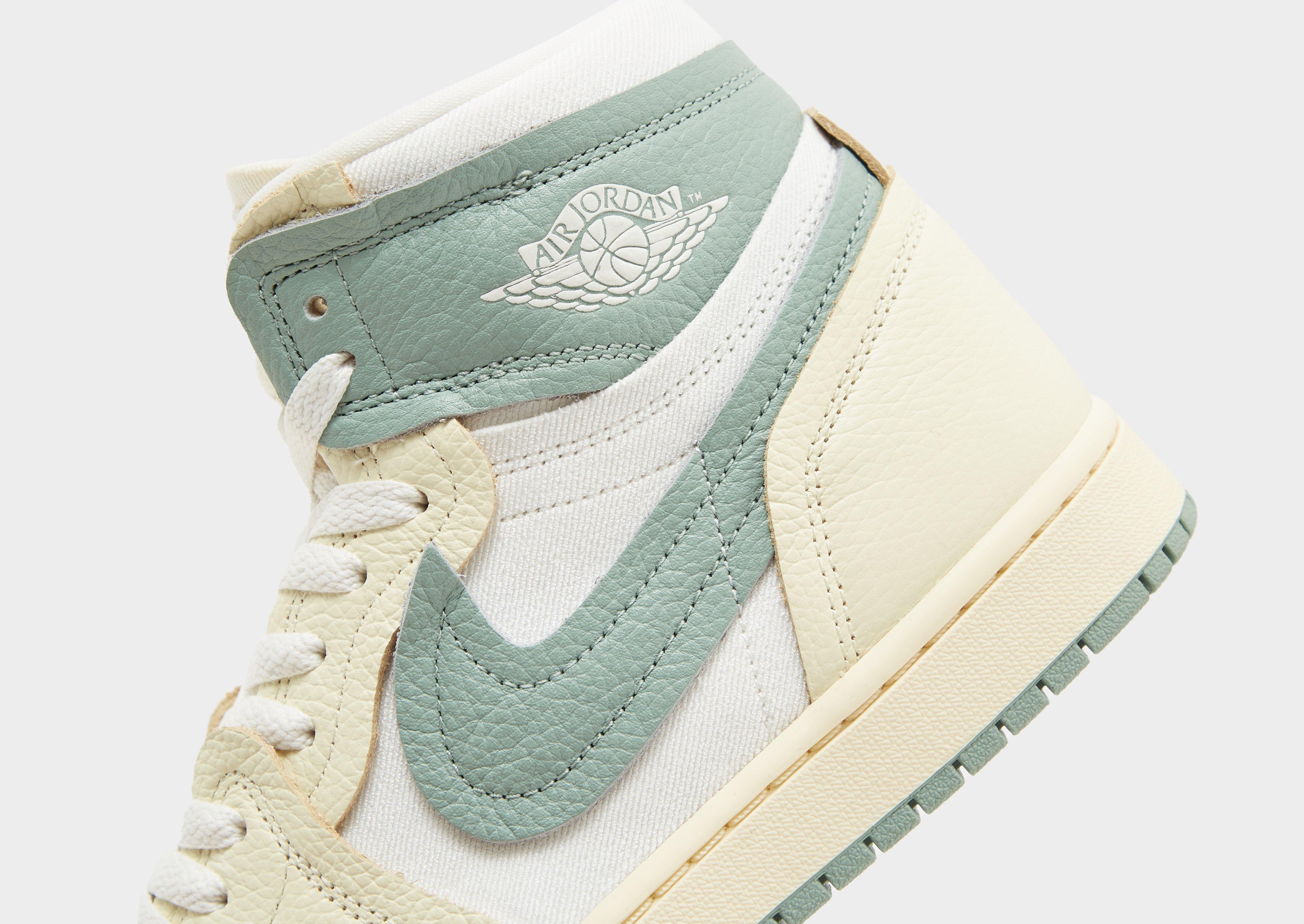 Buty sneakersy damskie WMNS AIR JORDAN 1 MM HIGH FB9891-104 Biały