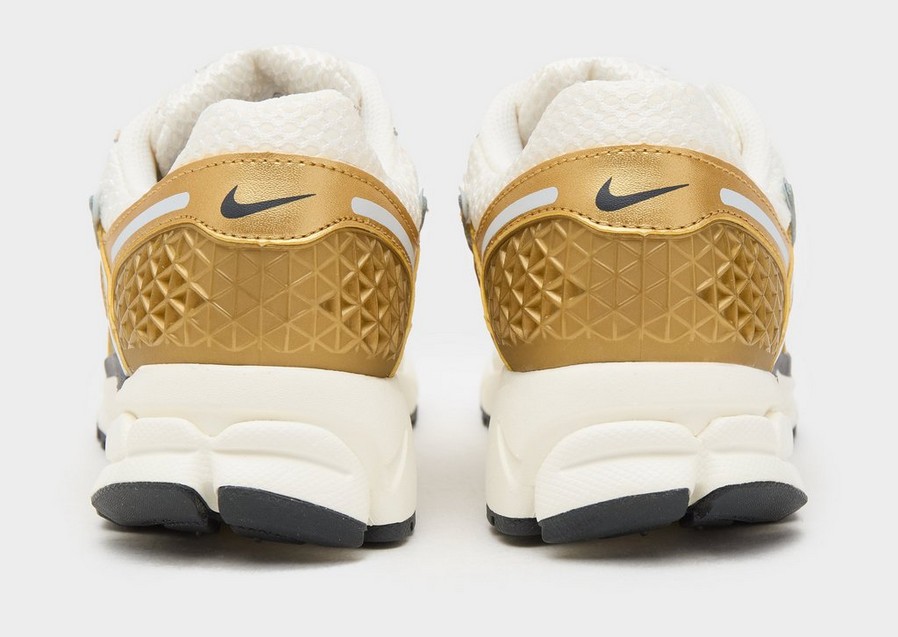 Kedai moterims NIKE W VOMERO 5 GLD HF7723-001 Pilka