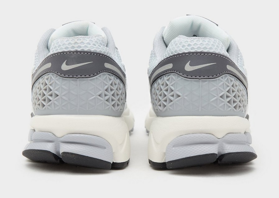 Kedai moterims NIKE W ZOOM VOMERO 5 GCEL FD9919-001 Pilka