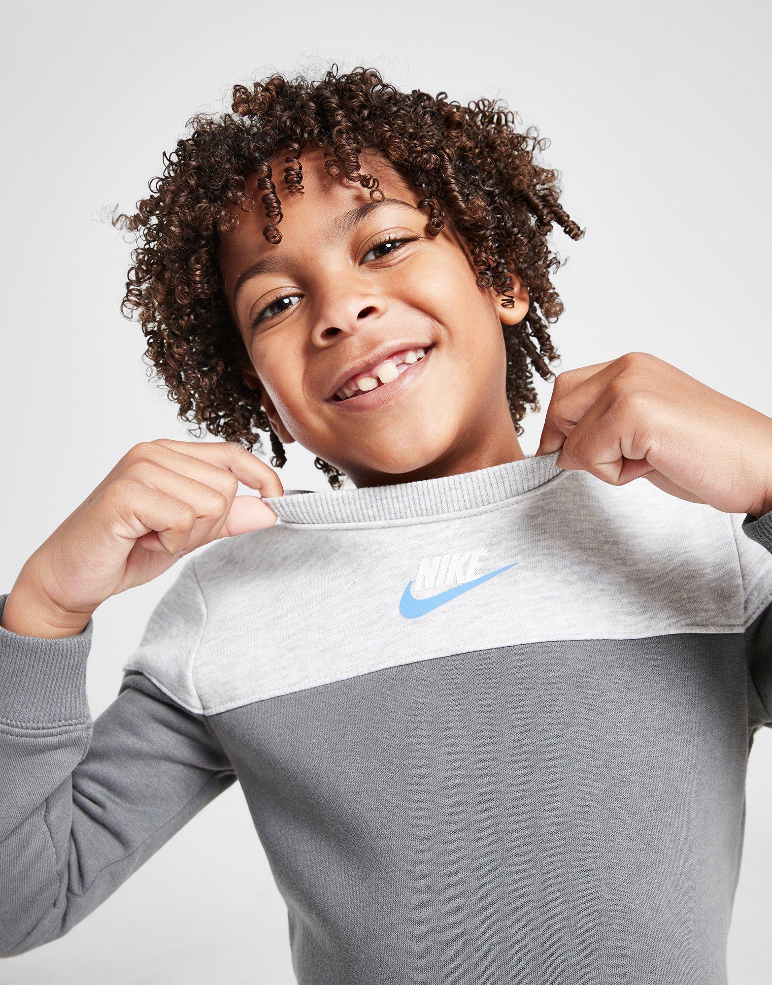 Gyerek melegítőszett NIKE SZETT C/B FUTRA CRW ST GRY B 86M402-M19 Szürke