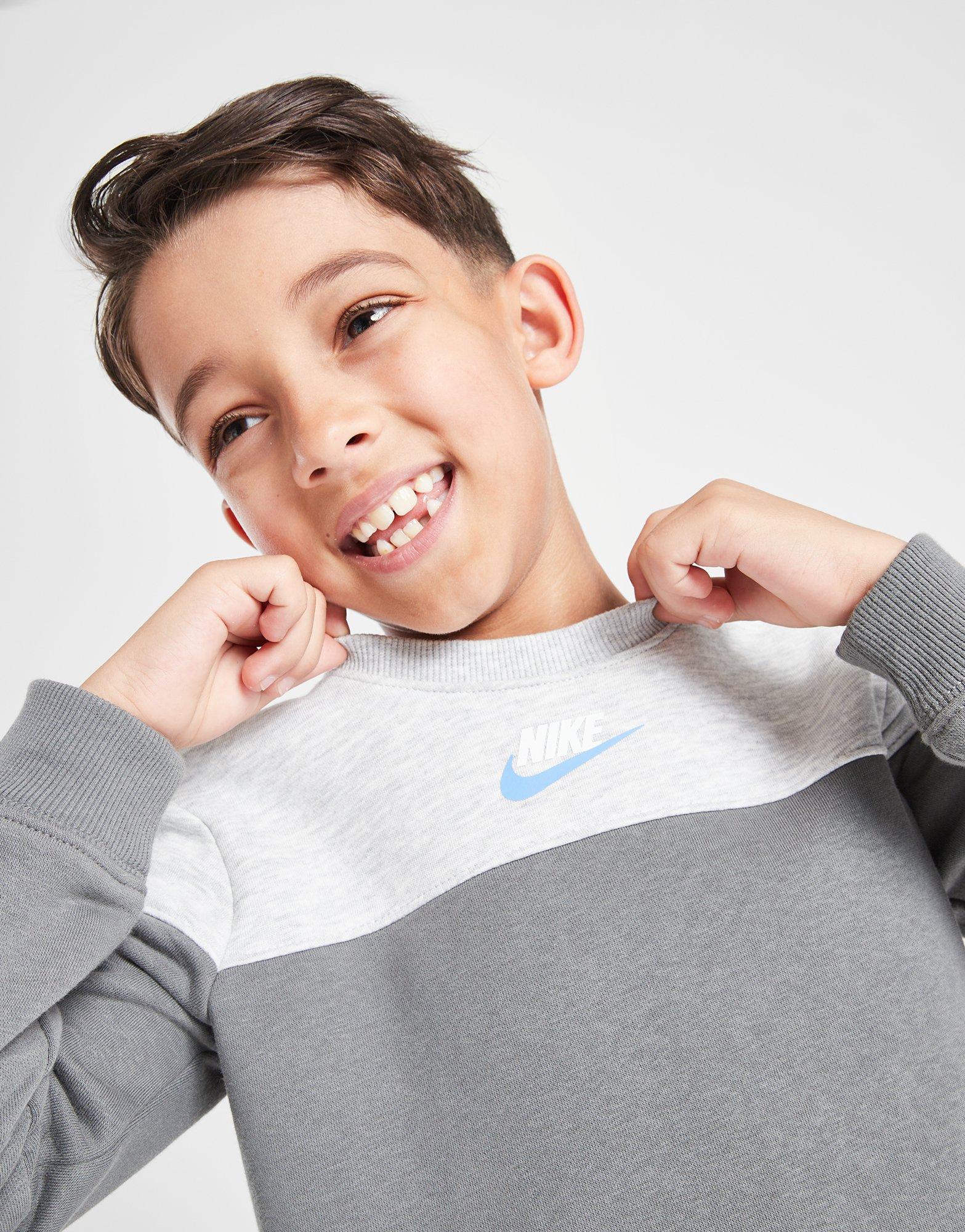 Gyerek melegítőszett NIKE SZETT C/B FUTRA CRW ST GRY B 86M402-M19 Szürke