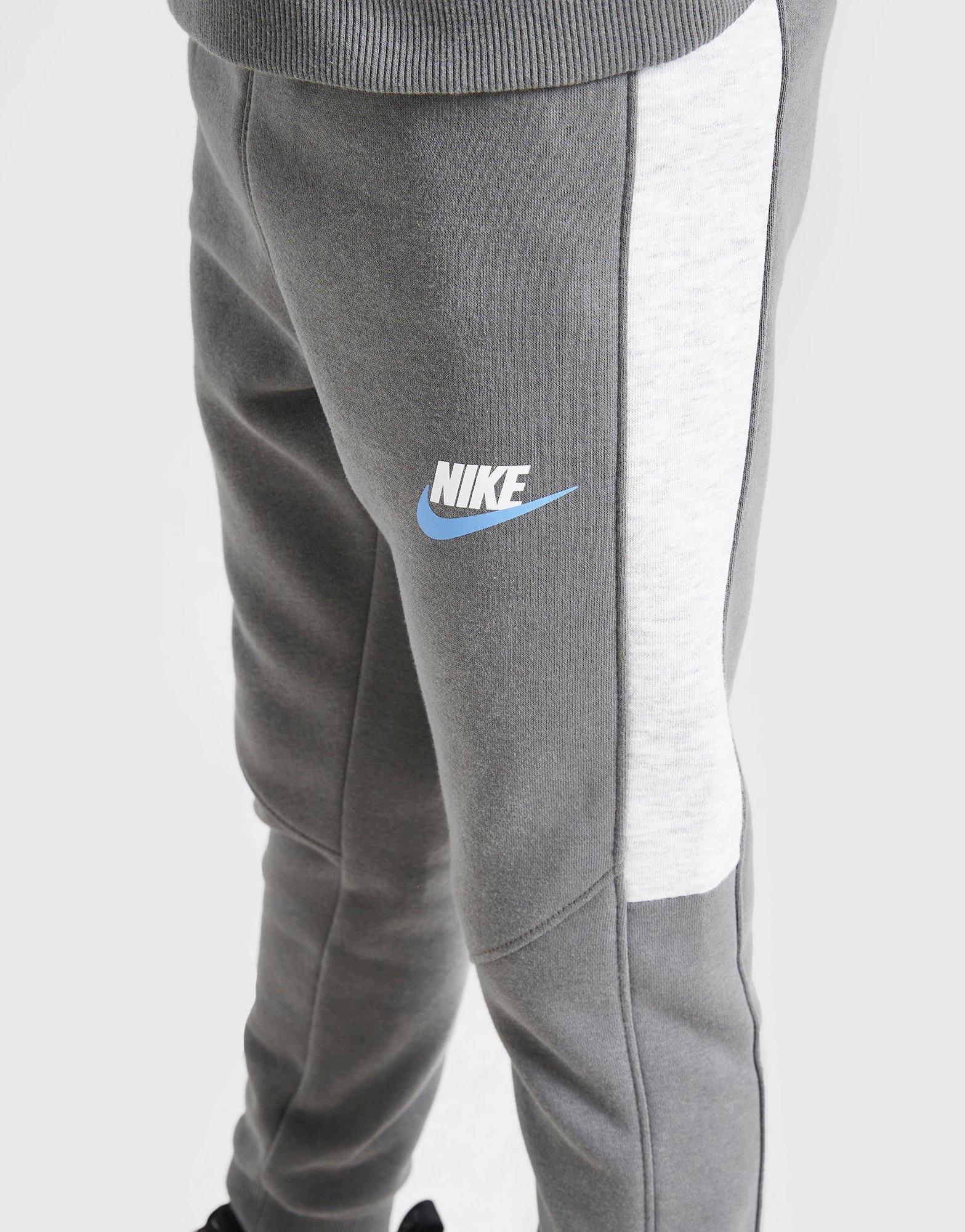 Gyerek melegítőszett NIKE SZETT C/B FUTRA CRW ST GRY B 86M402-M19 Szürke