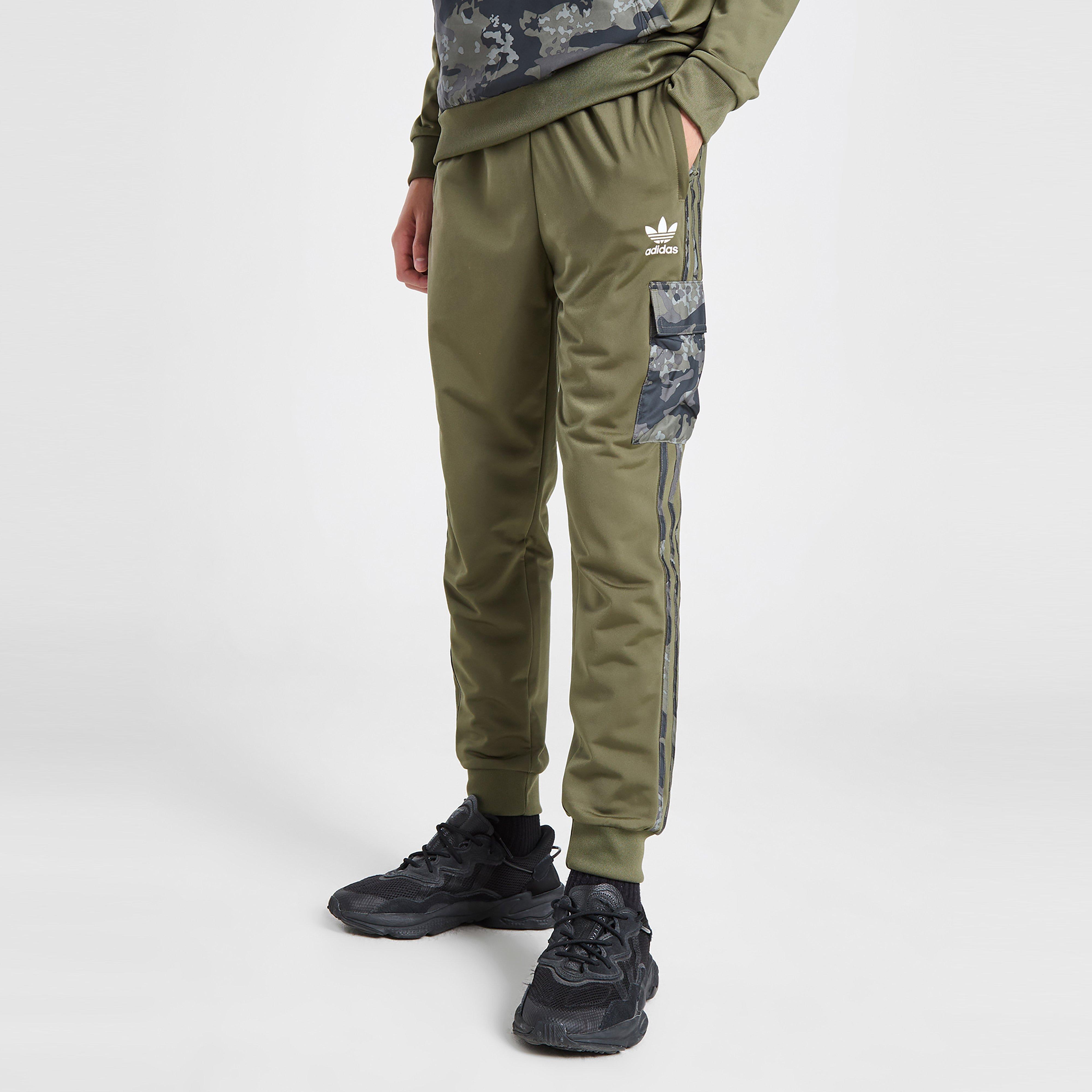 Detské nohavice ADIDAS NOHAVICE  BOS CAMO JOG OLV/BLK B