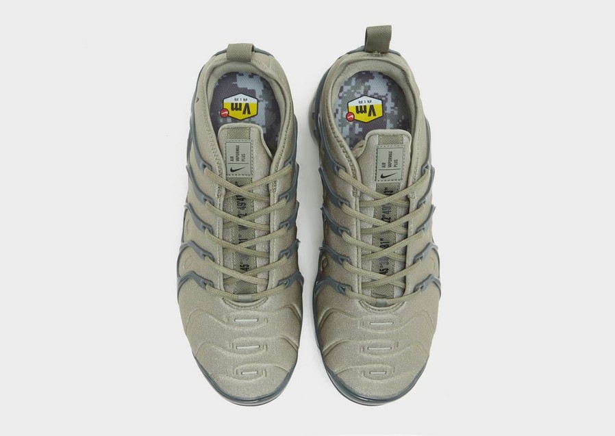 Чоловічі кросівки NIKE AIR VAPORMAX PLUS AT5681-001 Зелений