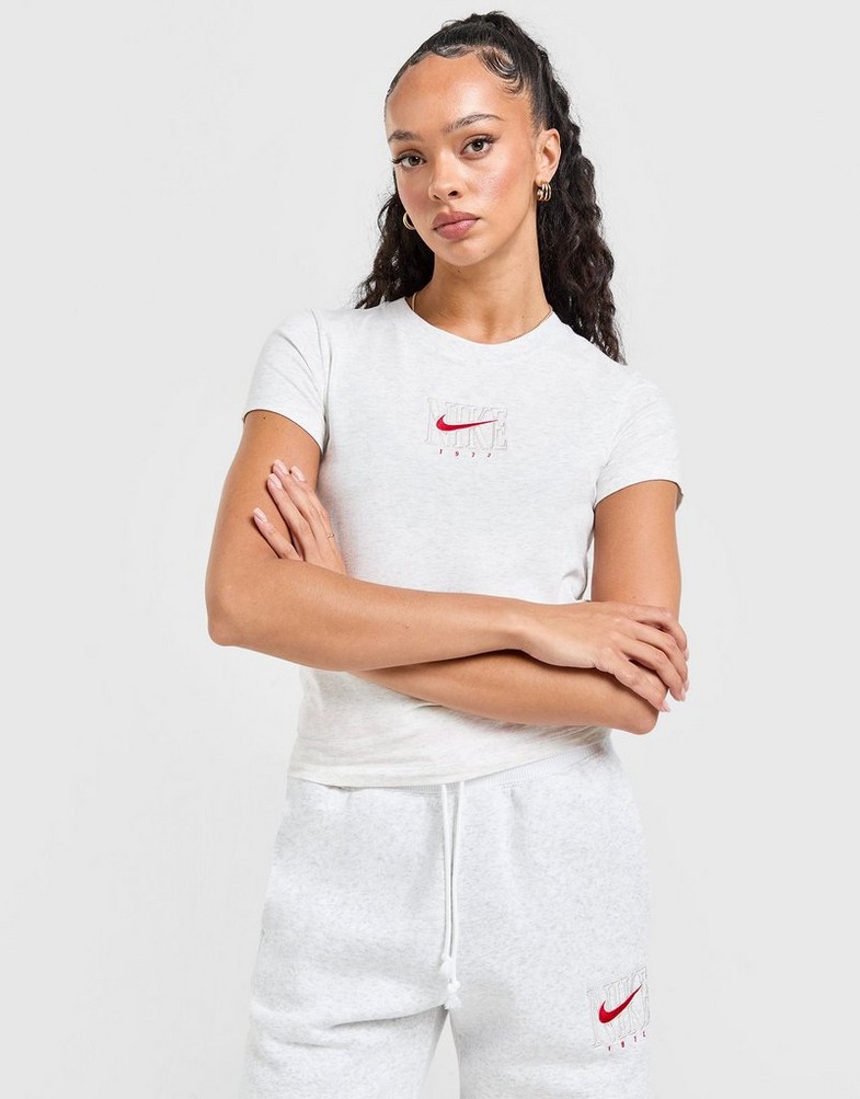 Дамска тениска NIKE ТЕНИСКА W NSW SS SLIM TEE PNX GRX