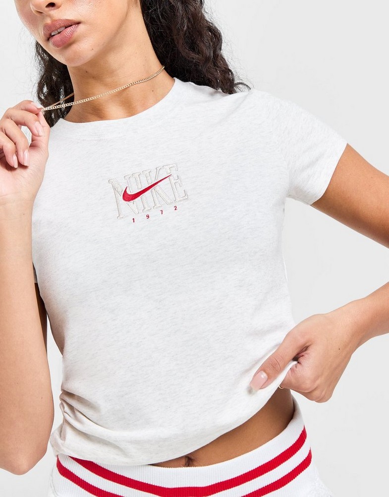 Дамска тениска NIKE ТЕНИСКА W NSW SS SLIM TEE PNX GRX