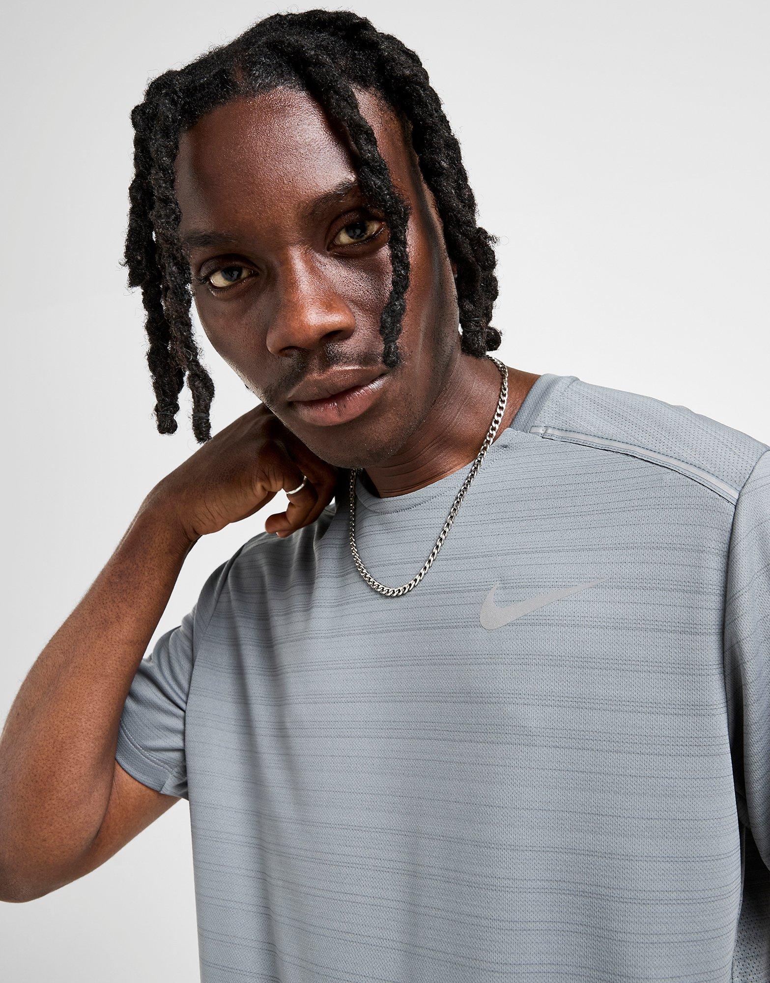 Pánske tričko NIKE TRIČKO M NK DF MILER SS FZ4782-065 Sivá