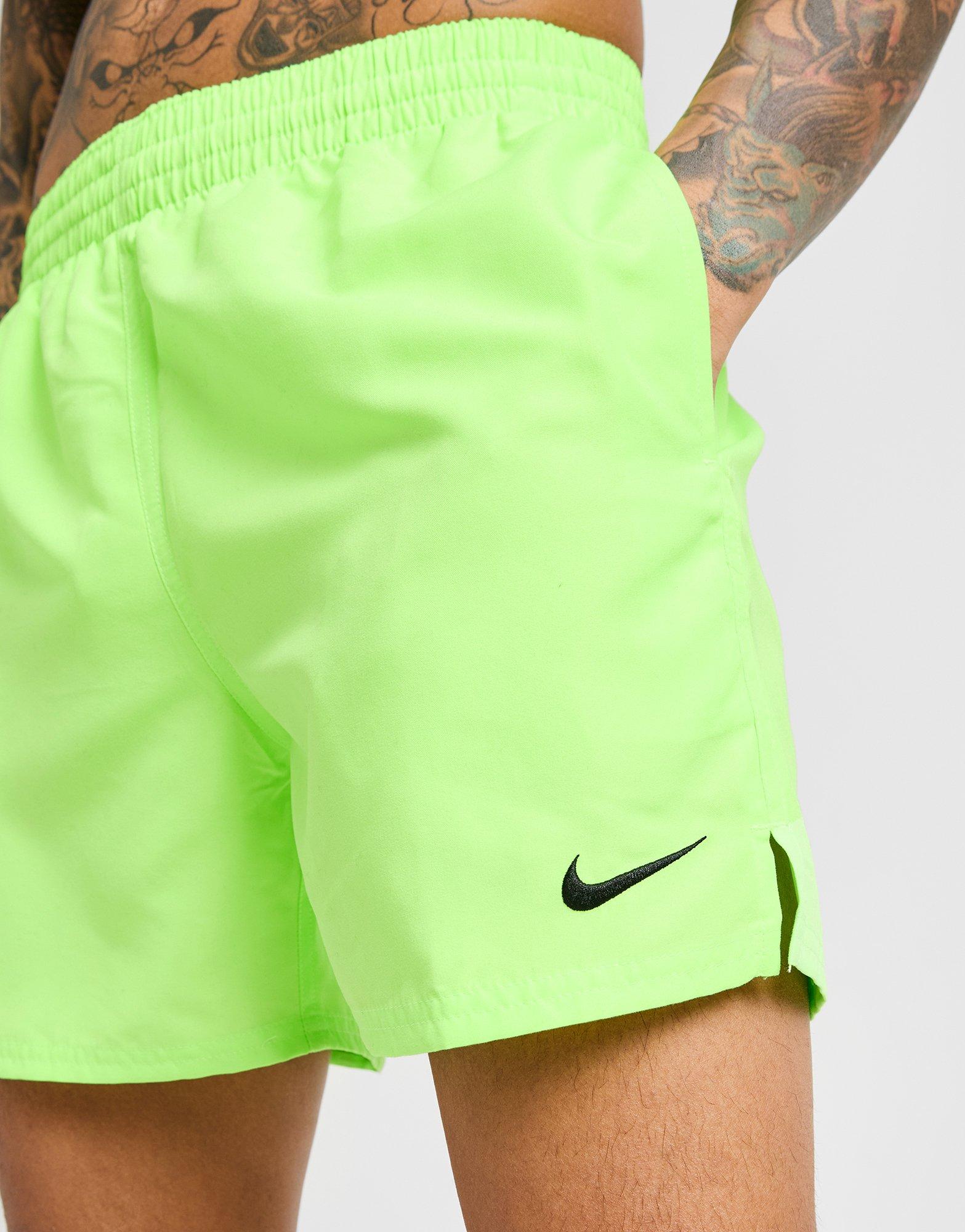 Pantaloni scurți pentru bărbați NIKE SWIM PANTALONI SCURȚI NIKE SWIM-PANTALONI   SCURȚI ESSE NESSF560387 Lime