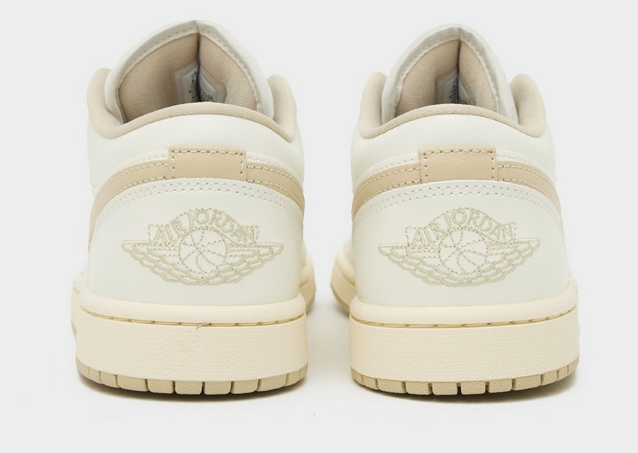 Adidași de damă WMNS AIR JORDAN 1 LOW  DC0774-112 Crem