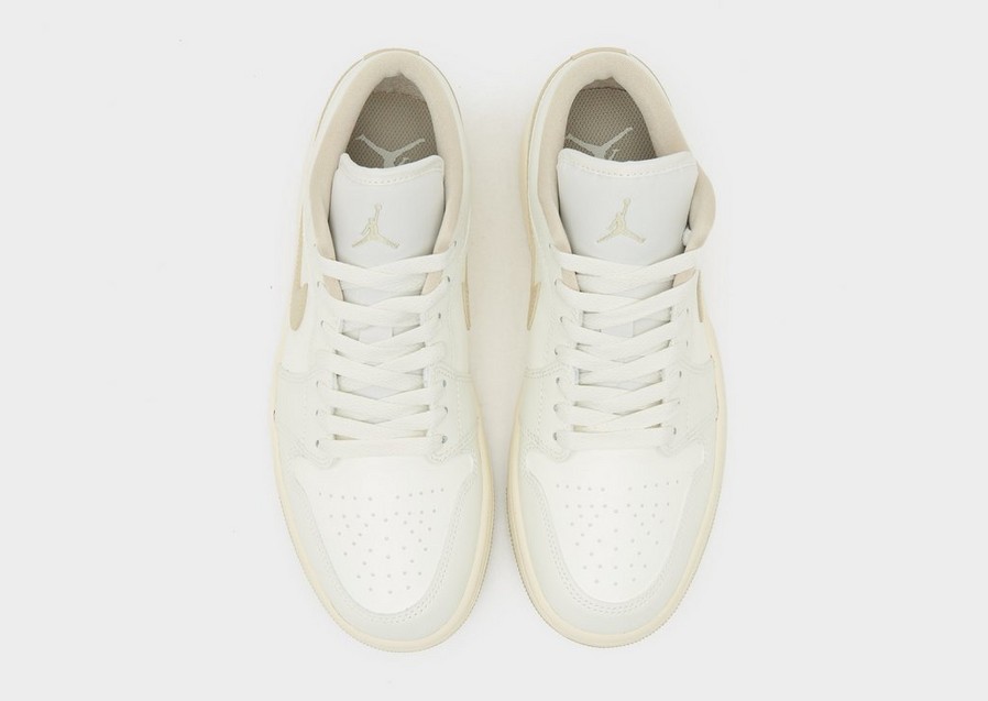 Adidași de damă WMNS AIR JORDAN 1 LOW  DC0774-112 Crem
