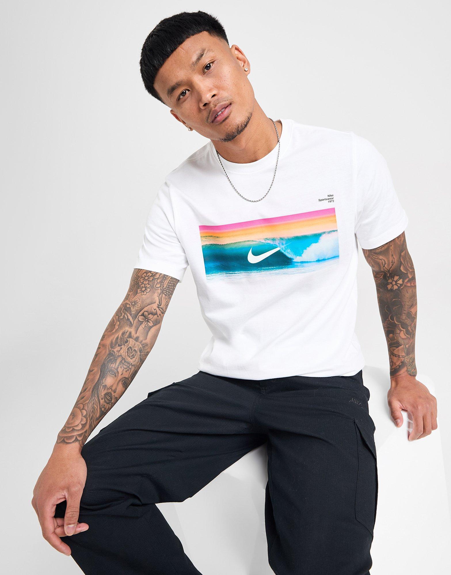 Férfi póló NIKE PÓLÓ U NSW TEE OC PHOTO 2 HJ0760-100 Fehér