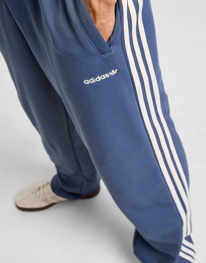Pantaloni pentru bărbați ADIDAS PANTALONI  FIRST PANT KD9115 Albastru