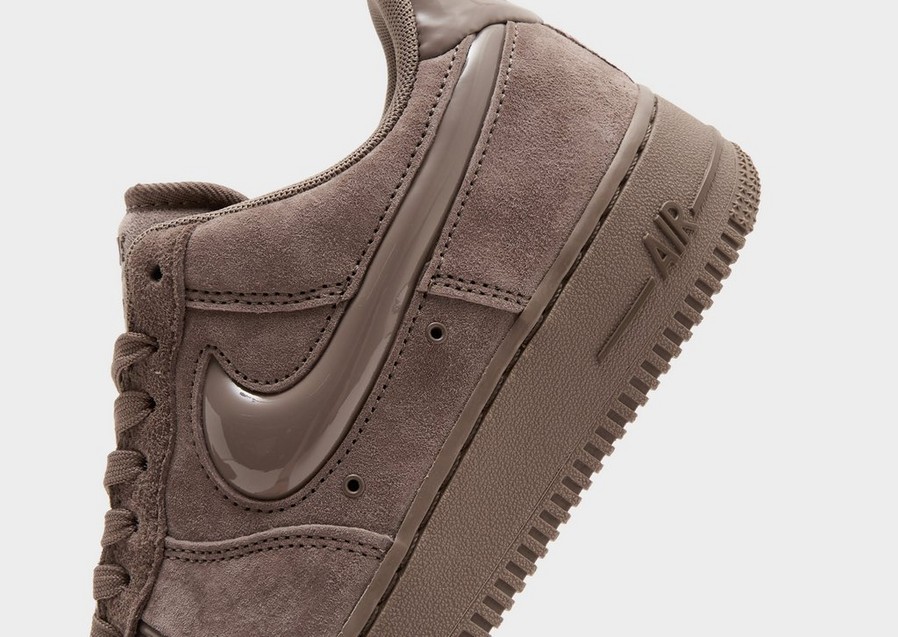 Adidași de damă NIKE W AIR FORCE 1 '07 TREND RM HV4406-200 Maro