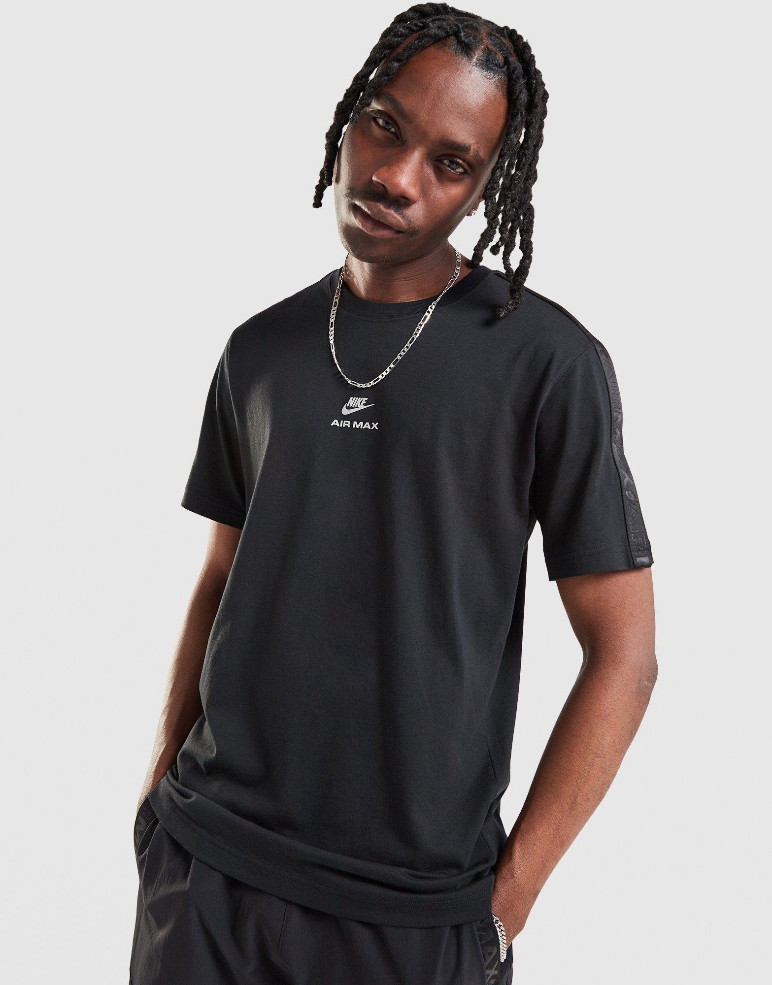 Férfi póló NIKE PÓLÓ M NSW AIR MAX SS TEE TAPE IO1054-010 Fekete