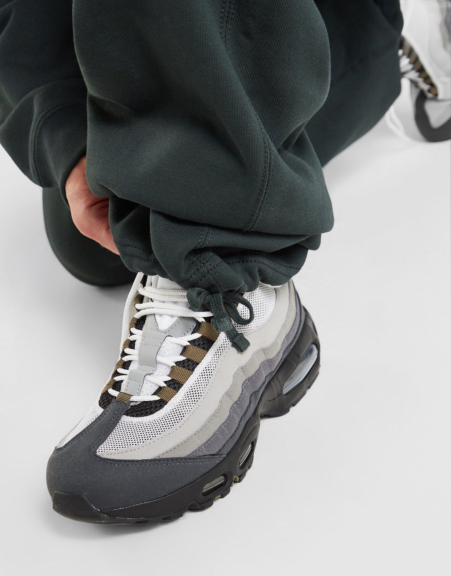 Pantaloni pentru bărbați NIKE PANTALONI  M NL SOLO SWSH BB OH PANT GFX IO0675-317 Negru