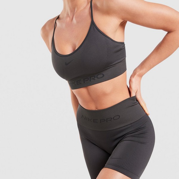 Trening w domu czy na siłowni? Wybierz idealną odzież sportową NIKE SZORTY W NP DF SMLS HR 5IN SHORT