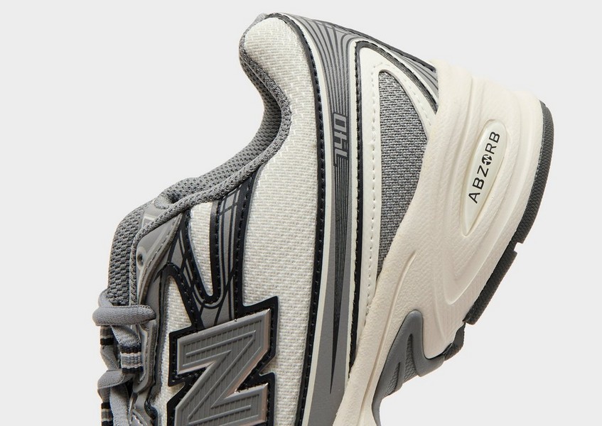 New Balance 740