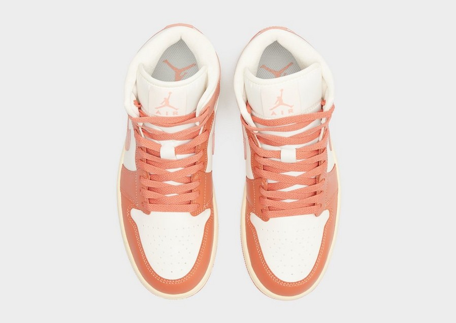 Kedai moterims AIR JORDAN 1 MID BQ6472-180 Balta