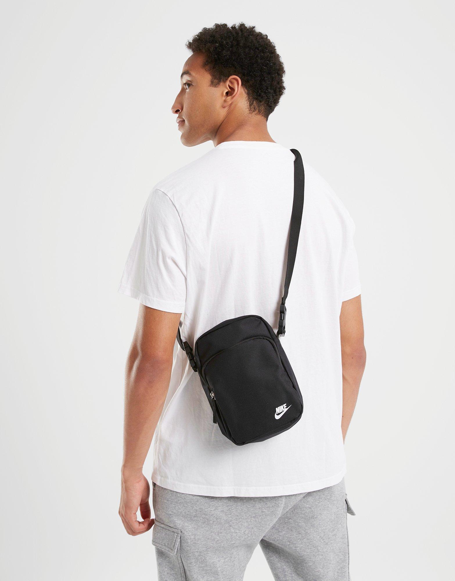 Női sporttáská NIKE TÁSKA NK HERITAGE CROSSBODY - FA21 DB0456-010 Fekete