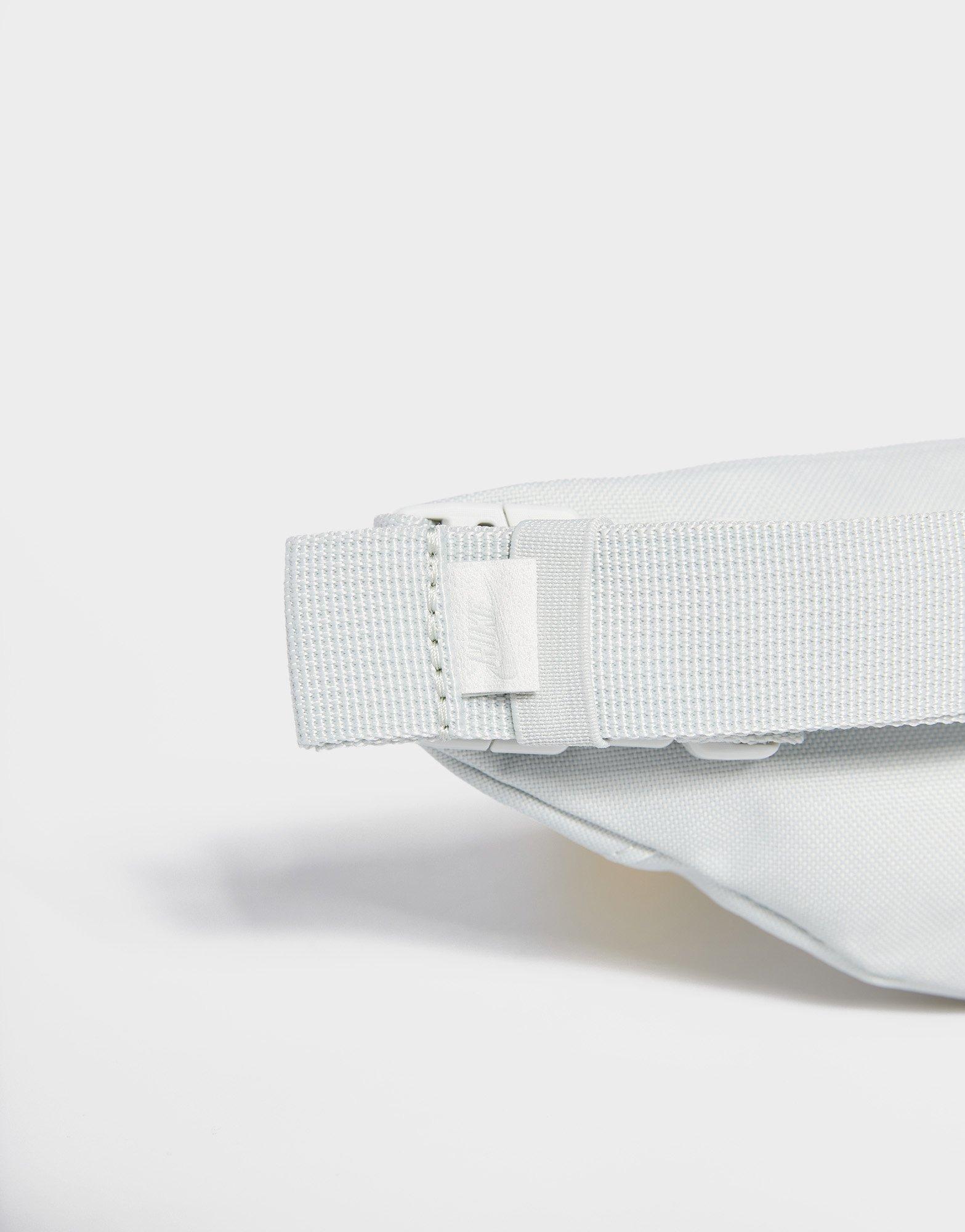 Дамски сак NIKE ЧАНТА NK HERITAGE S WAISTPACK DB0488-035 Сребрист