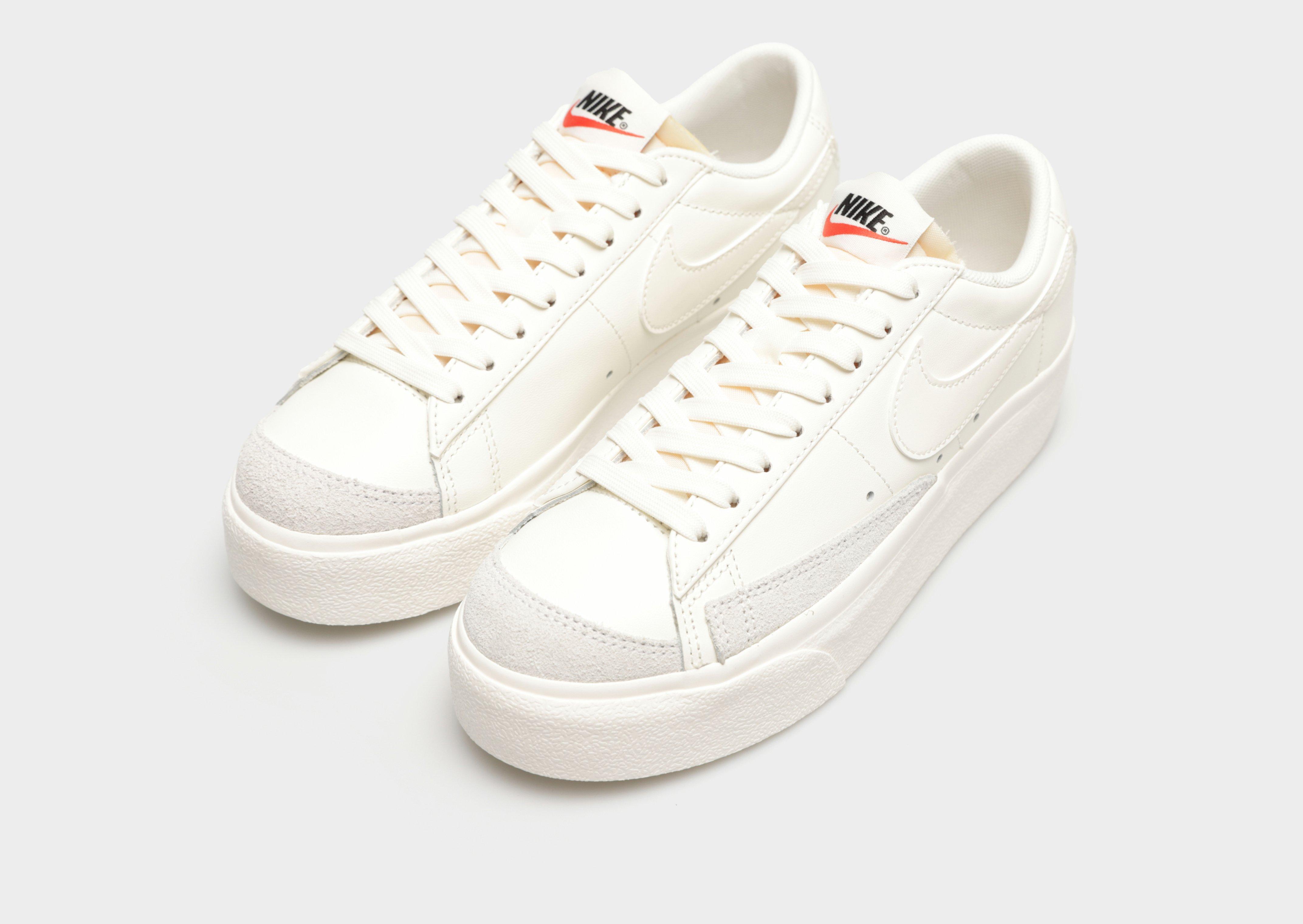Kedai moterims NIKE BLAZER LOW PLATFORM DJ0292-105 Balta