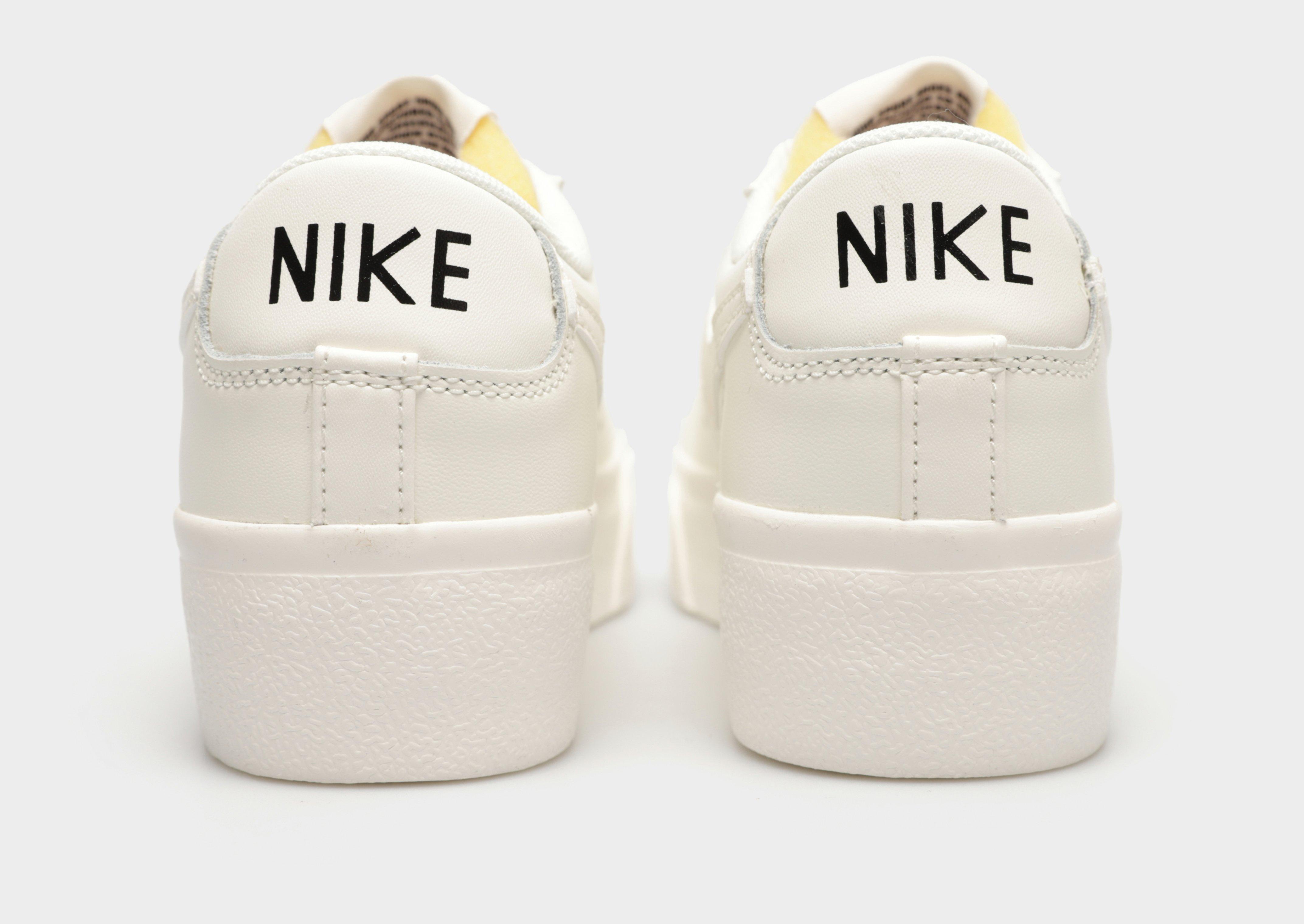 Kedai moterims NIKE BLAZER LOW PLATFORM DJ0292-105 Balta