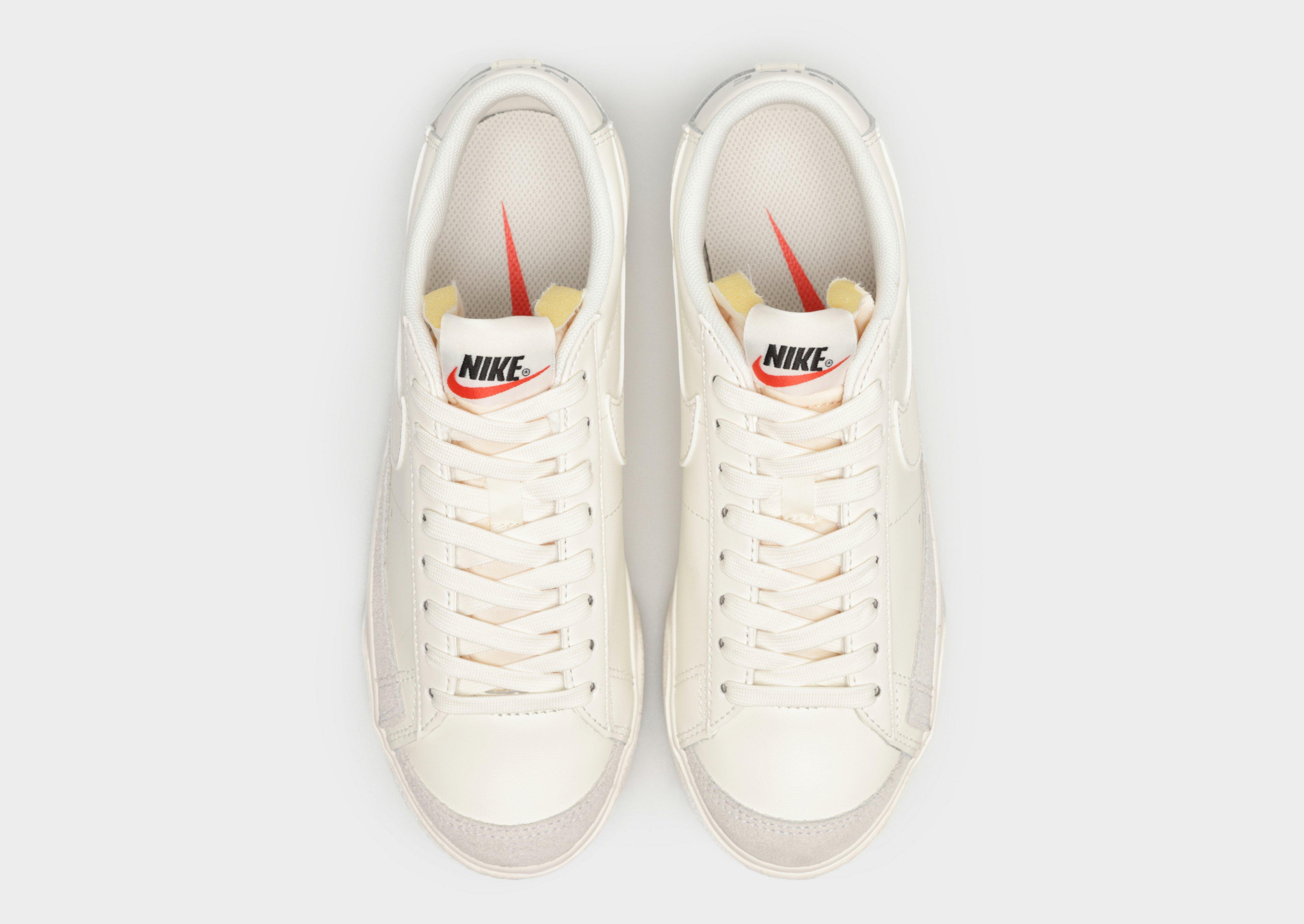 Kedai moterims NIKE BLAZER LOW PLATFORM DJ0292-105 Balta