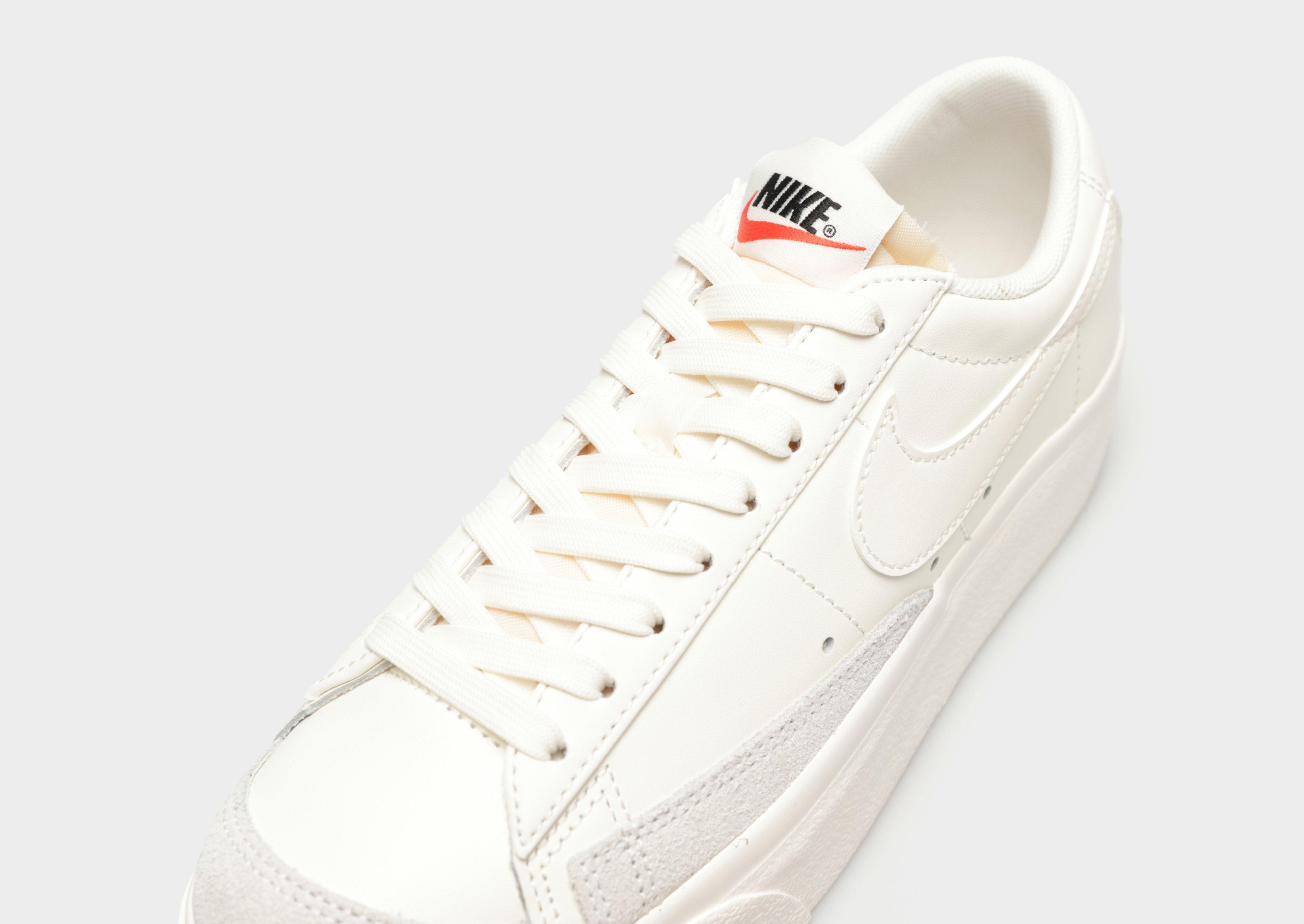 Kedai moterims NIKE BLAZER LOW PLATFORM DJ0292-105 Balta