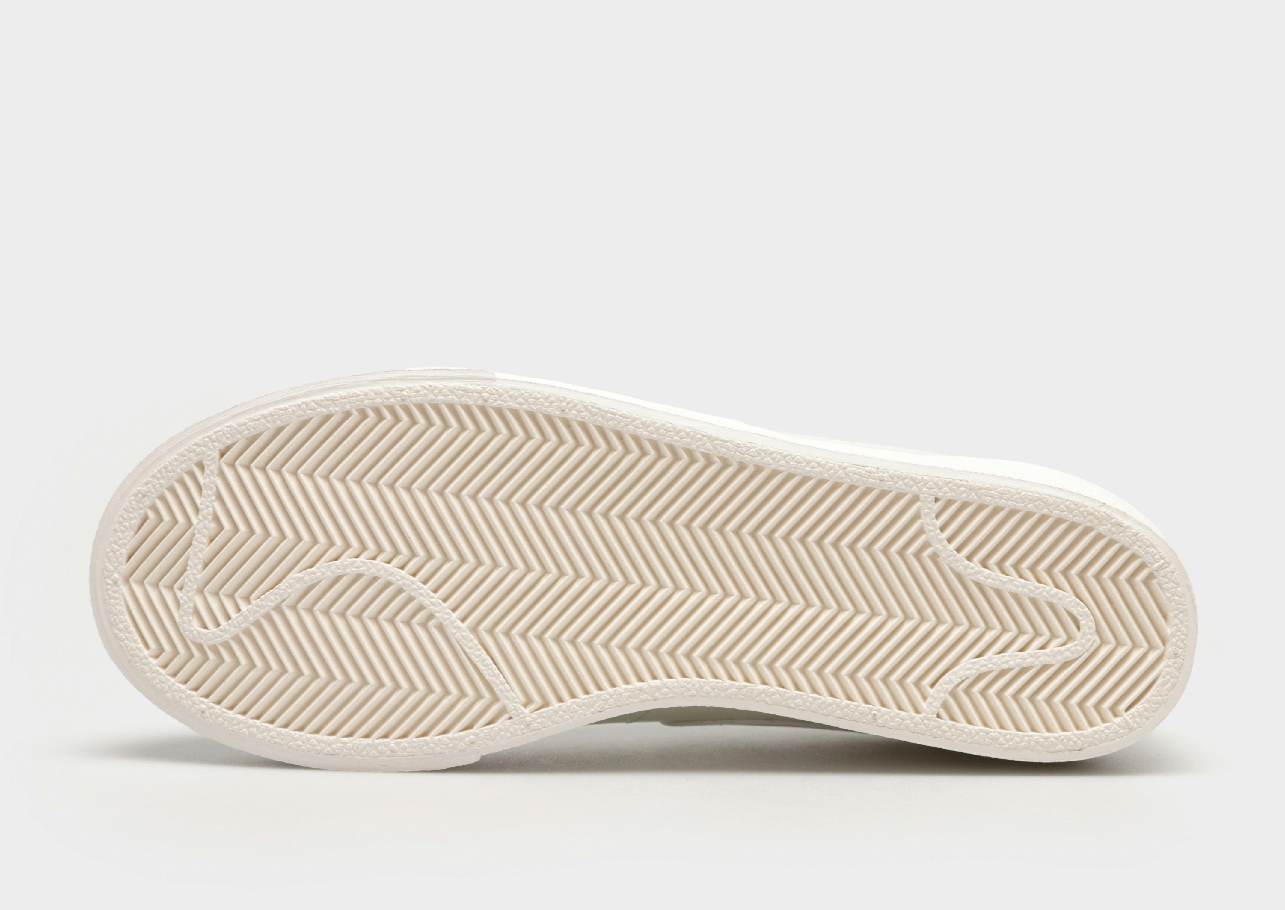 Kedai moterims NIKE BLAZER LOW PLATFORM DJ0292-105 Balta