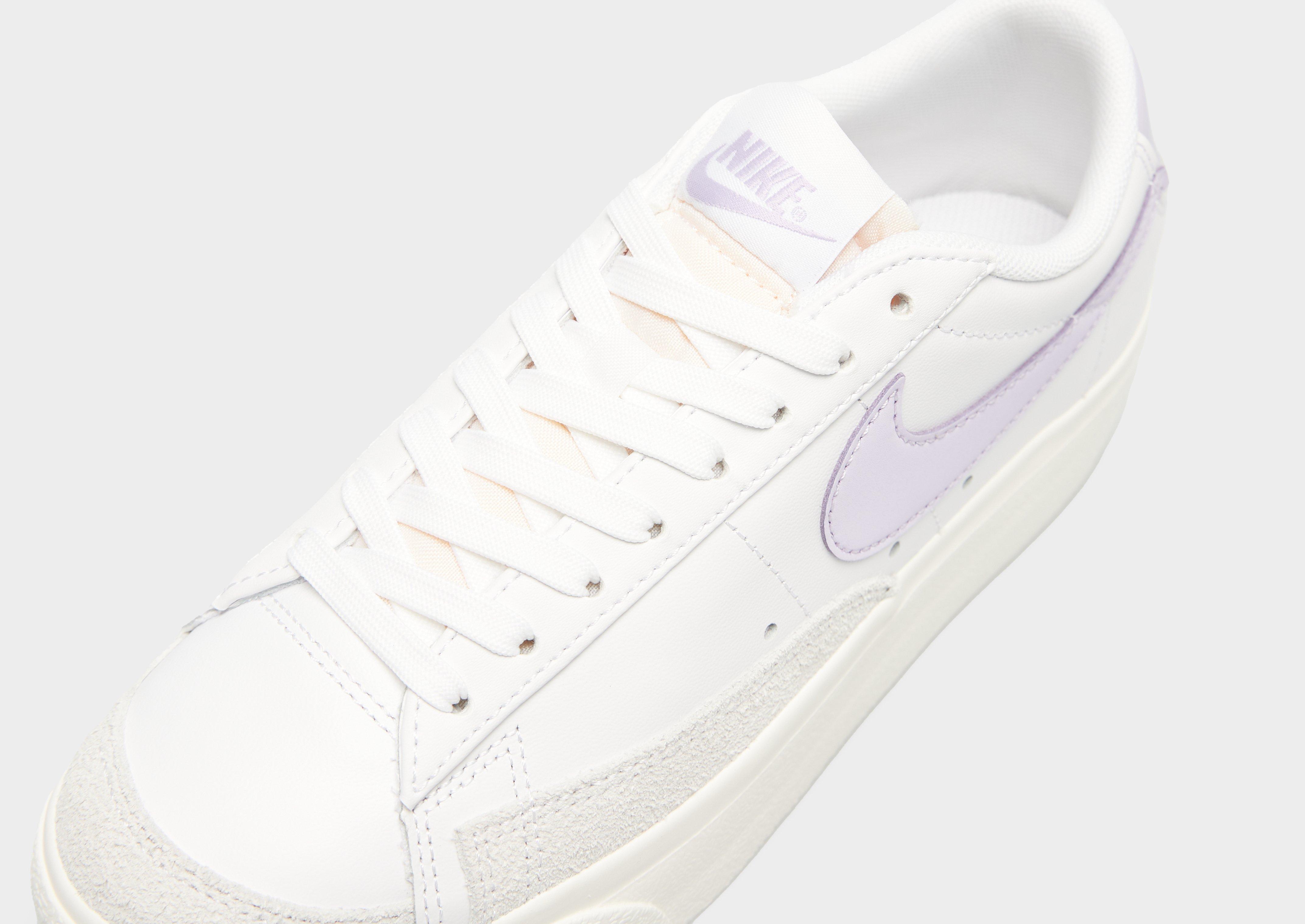 Kedai moterims NIKE BLAZER LOW PLATFORM  DJ0292-114 Balta